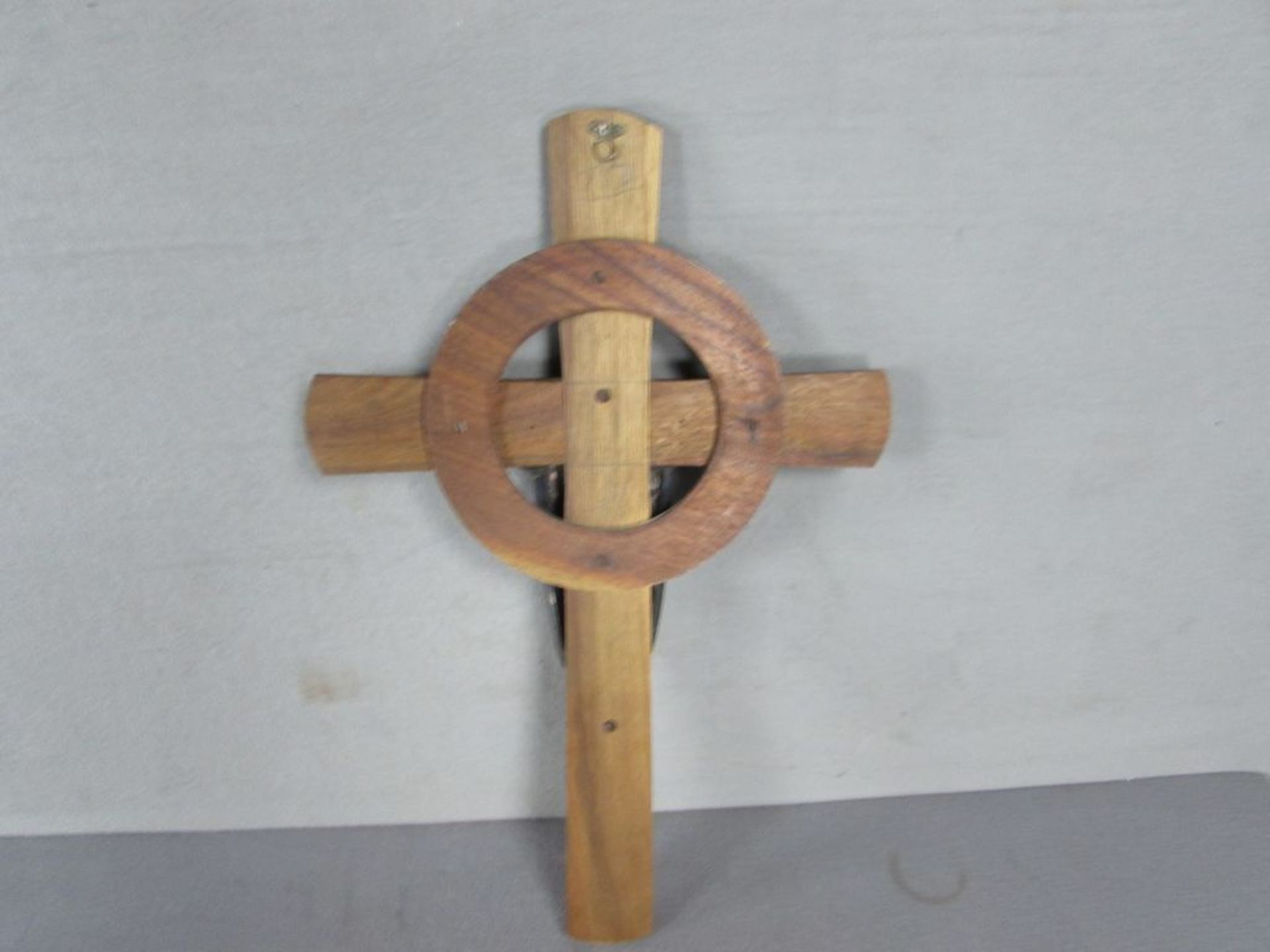 Kruzifix versilbertes Metall auf Holz ca 56cm hoch - Bild 2 aus 2