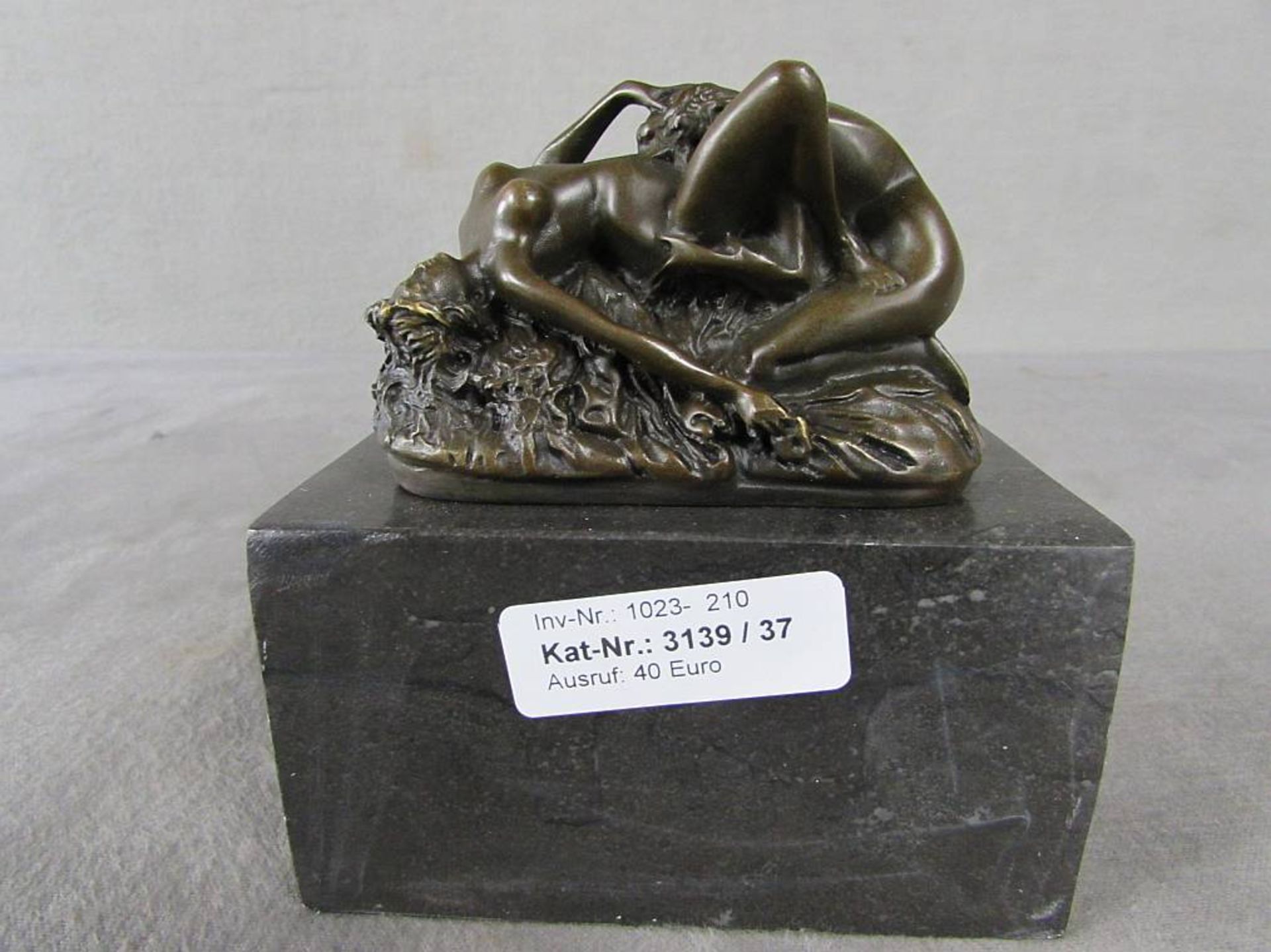 Bronze Skulptur, auf Marmorplinthe, signiert , hier Akt Szene, 14cm hoch