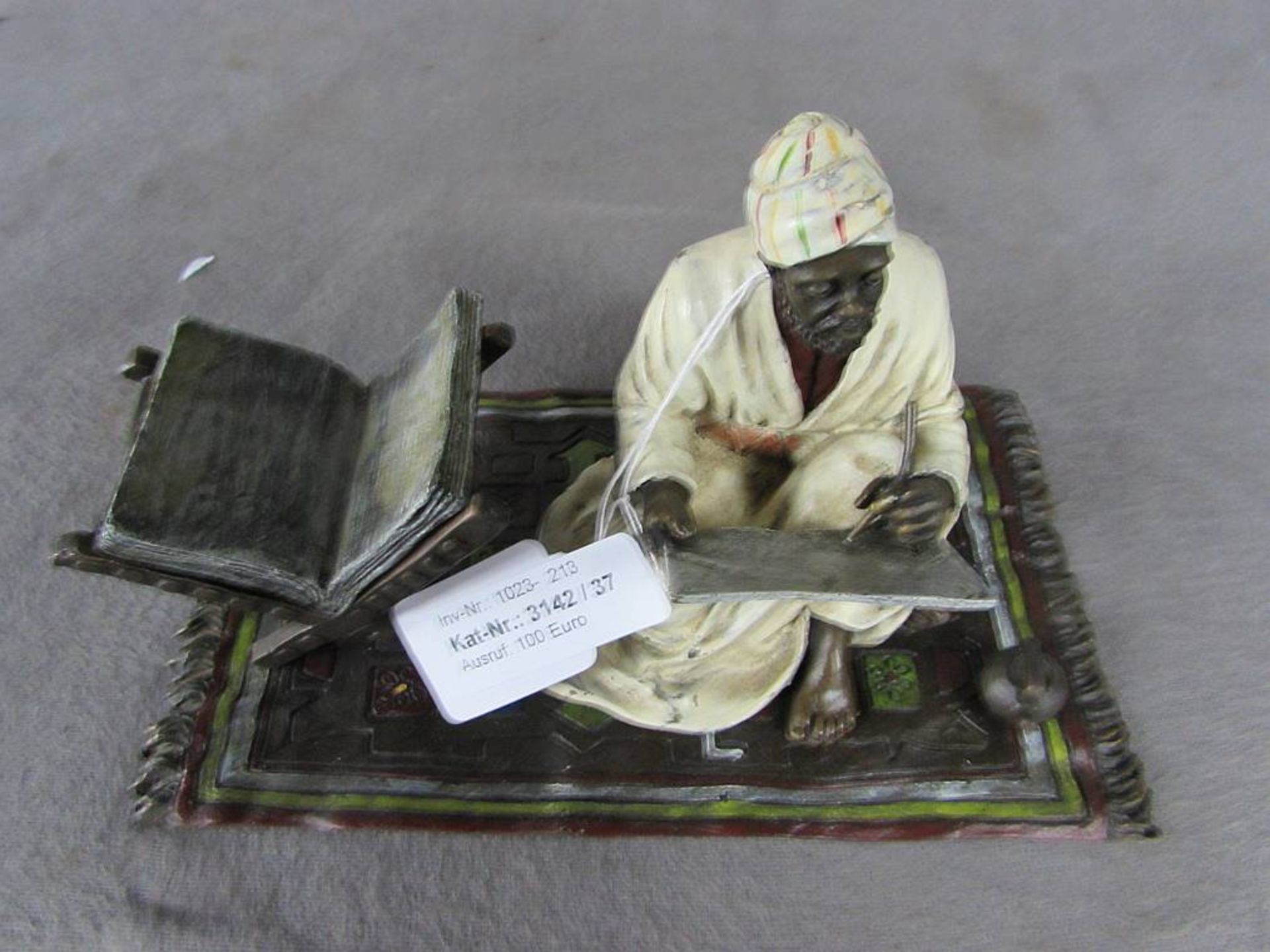 Bronze Skulptur, auf Marmorplinthe, hier Arabisch, knieender Schreiberling, farbich staffiert, Höhe: - Bild 2 aus 2