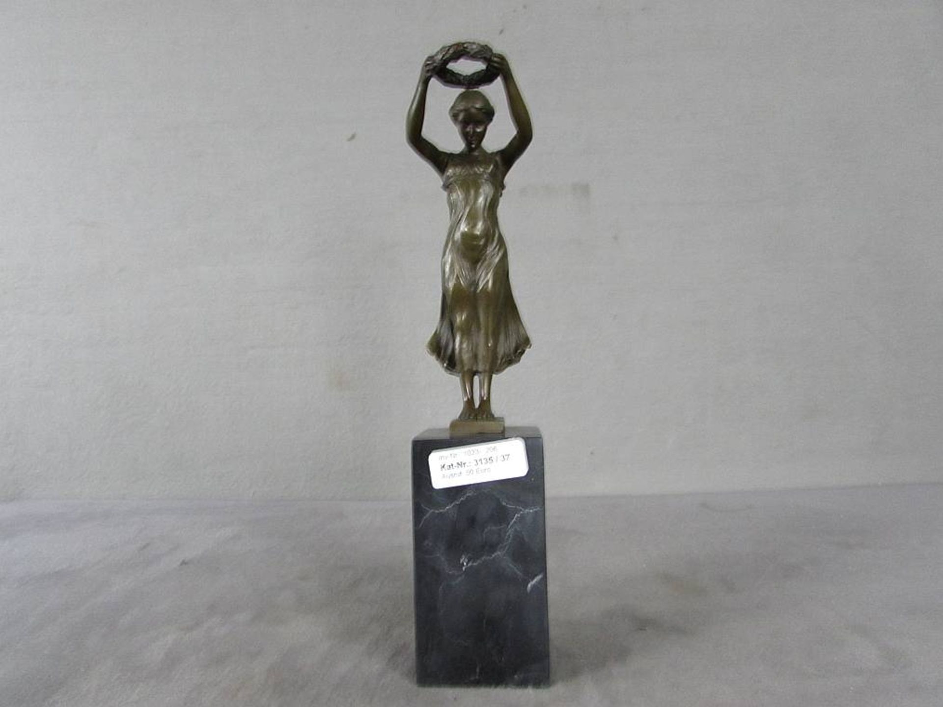 Bronze Skulptur, auf Marmorplinthe, signiert und plaketiert, hier die Siegerehrung in