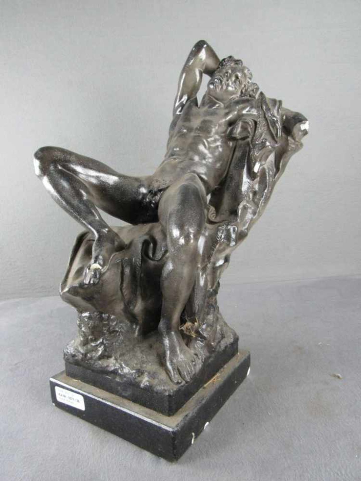 Skulptur Aktszene männlich Fuß gebrochen 47cm hoch