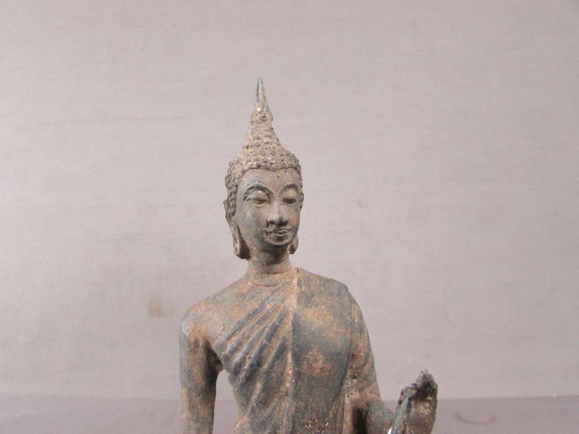 Bronzeskulptur Buddha stark patiniert schönes Stück ungeprüft hier: schreitend auf Sockel 30cm hoch - Bild 2 aus 3
