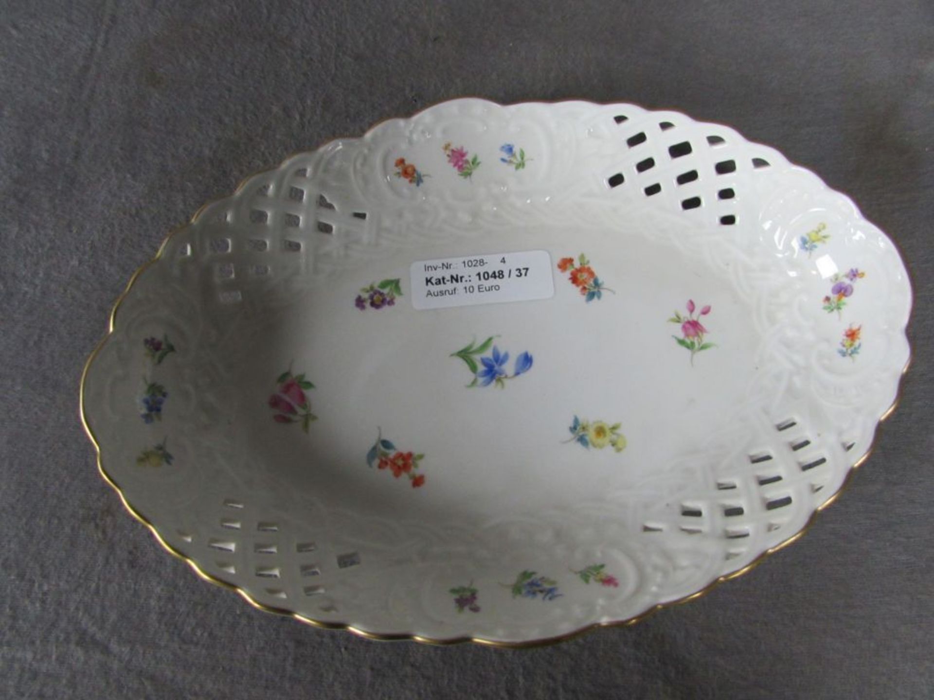 Anbietschale Meissen, Oval mit Blumendekor und durchbrochenem Rand. Rückseitig Schwertmarke, sehr