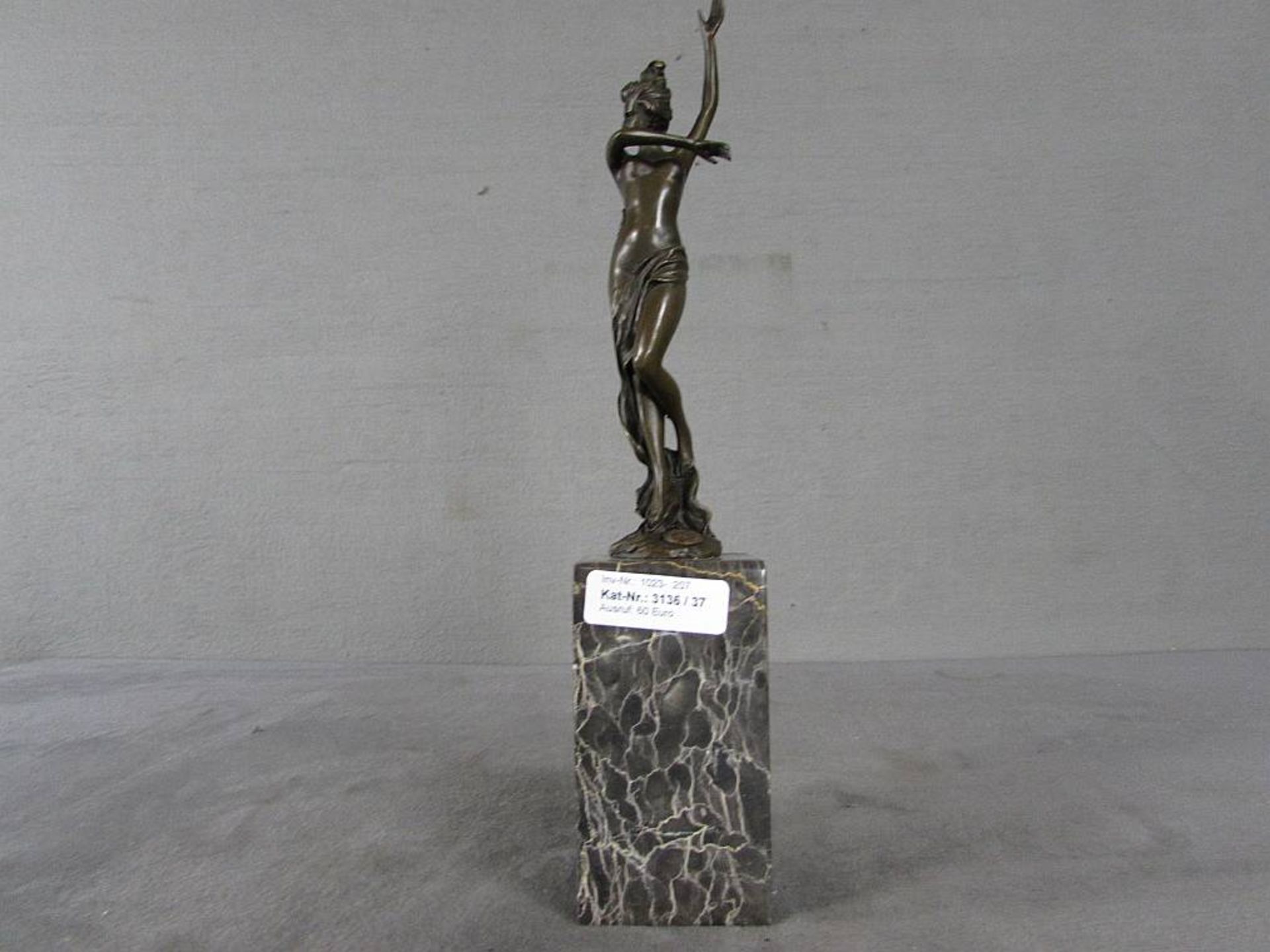 Bronze Skulptur, auf Marmorplinthe, signiert und plaketiert, hier Tänzerin in Jugendstilmanier, 36cm