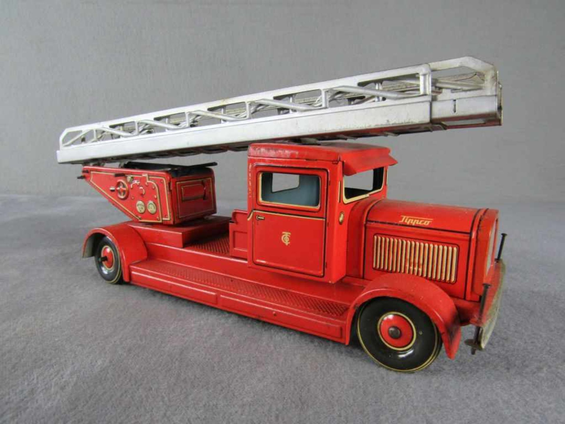 Blechspielzeugauto Tipp&Co Feuerwehrwagen mit Leiter, alle Funktionen in Ordnung Maße 12,5x30x9,5 - Image 3 of 6
