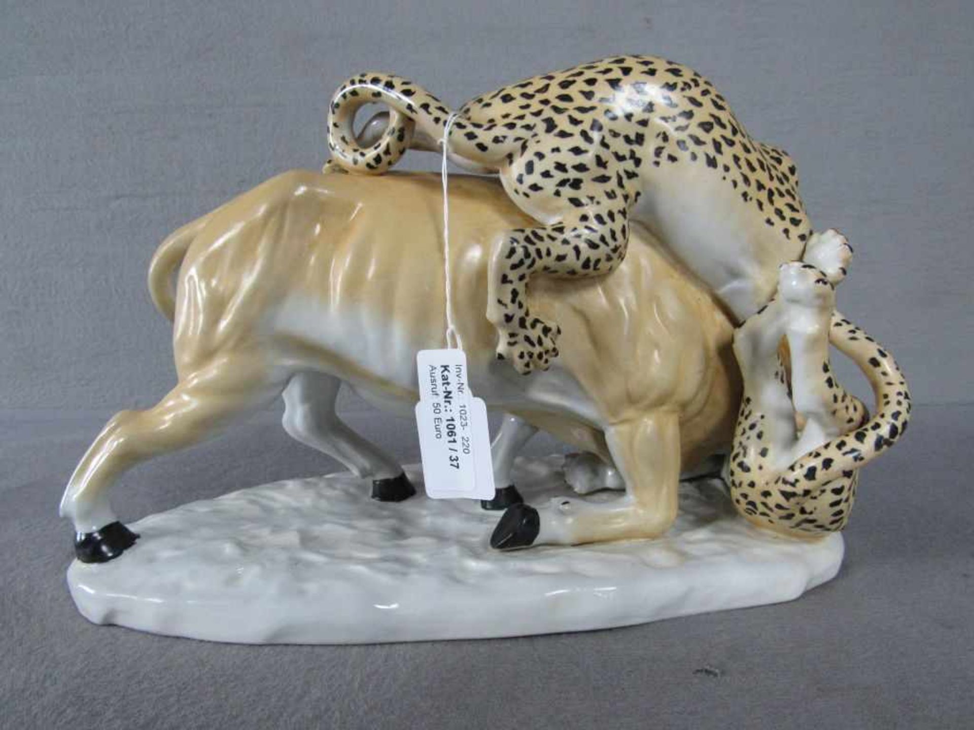 Porzellanfigurine Gnu gerissen von zwei Leoparden, L:33 cm - Bild 2 aus 3