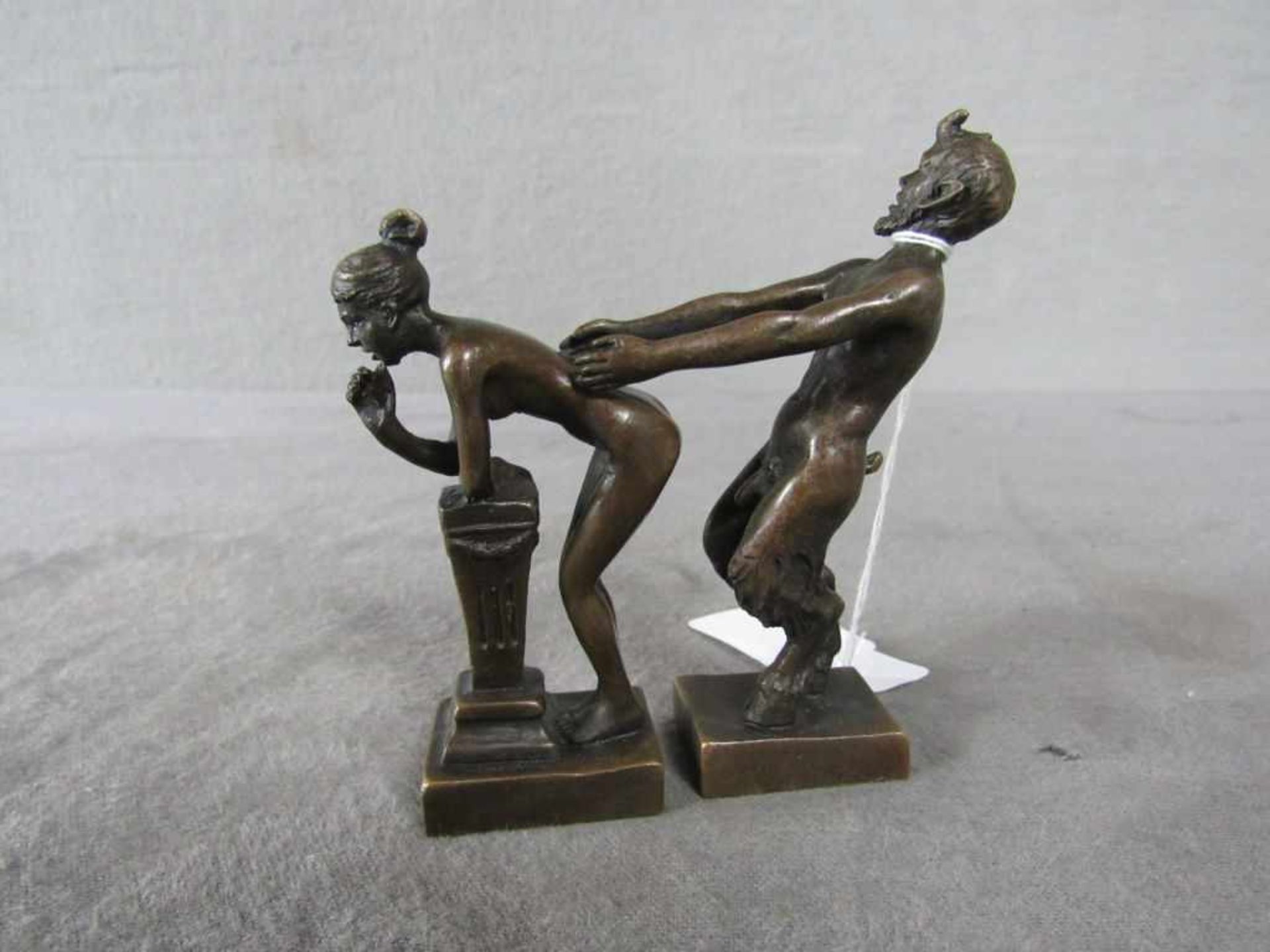 Bronzeskulptur zweiteiliges Pärchen, Faun im Liebesakt, signiert, sehr feier Guss, H:10cm