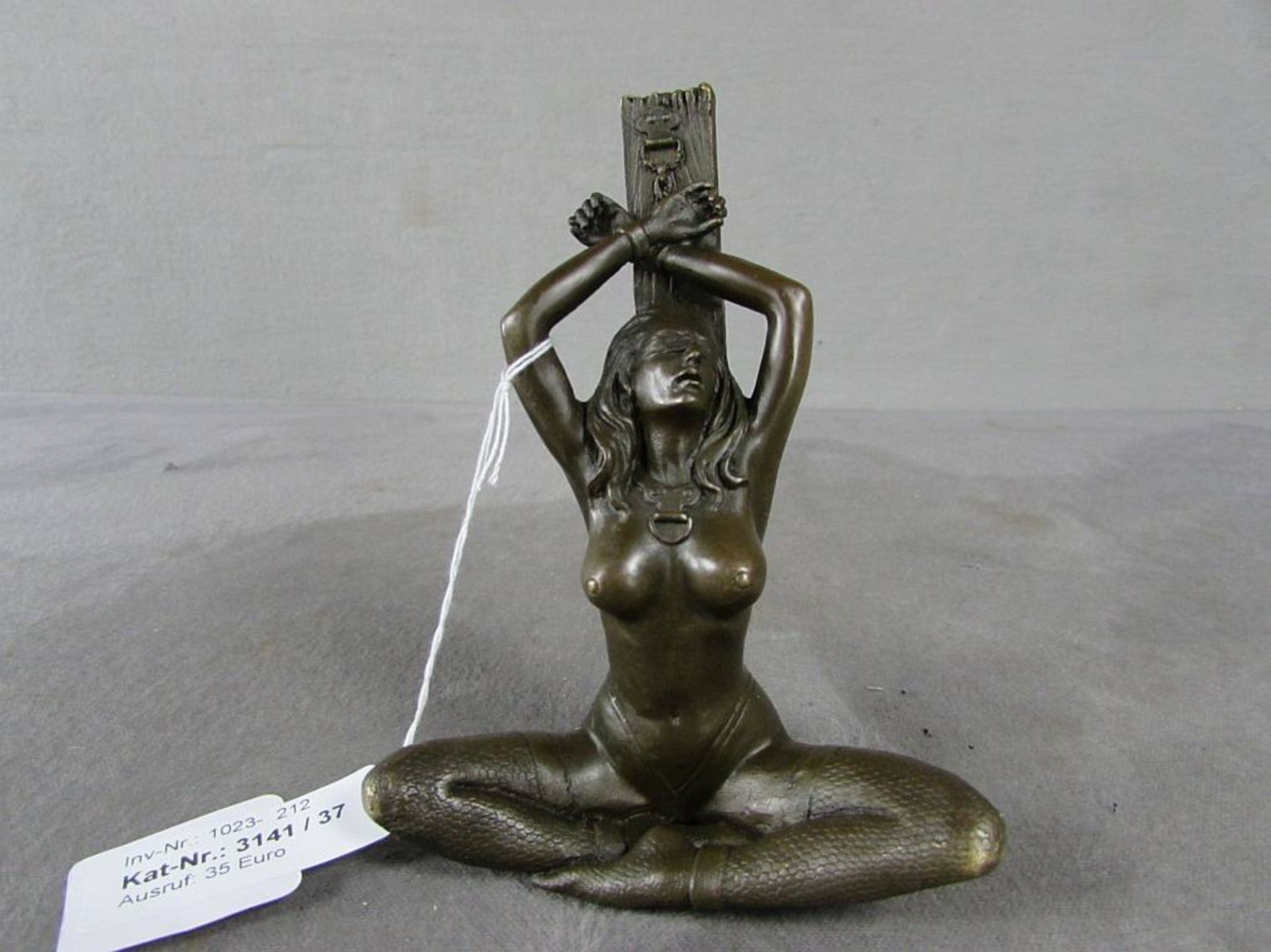 Bronze Skulptur, auf Marmorplinthe, signiert und plaketiert, hier geknebelte Frau in Reizwäsche,