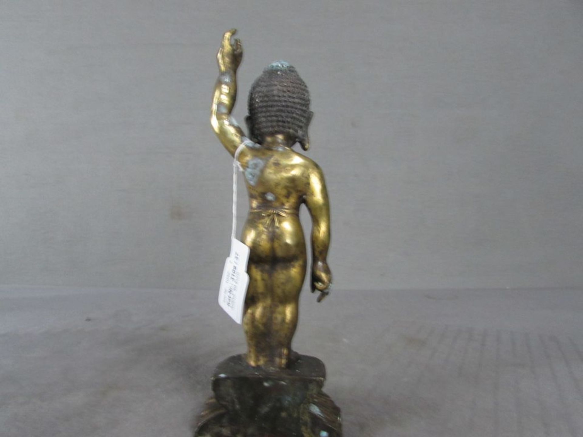 Bronzeskulptur Buddha stark patiniert schönes Stück ungeprüft hier: zeigend auf Sockel 27cm hoch - Bild 3 aus 3