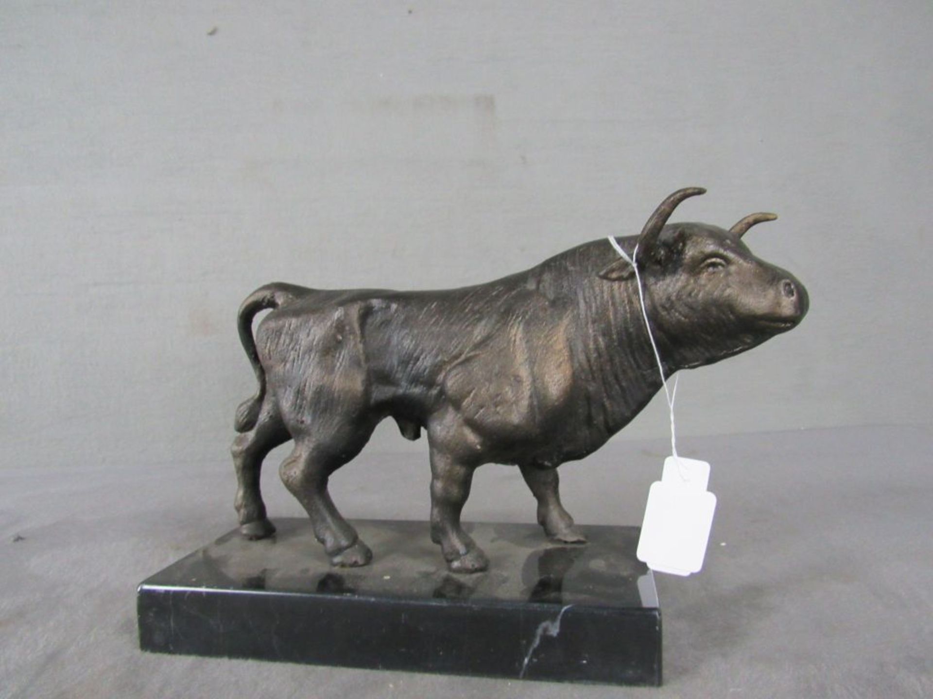Gusseiserneskulptur Stier auf Marmorplinte, L:27cm