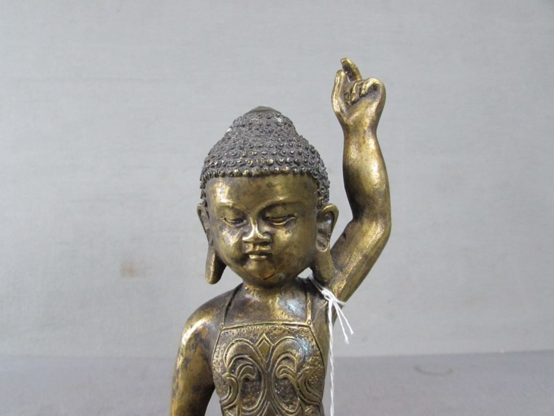 Bronzeskulptur Buddha stark patiniert schönes Stück ungeprüft hier: zeigend auf Sockel 27cm hoch - Bild 2 aus 3