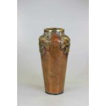 Vase, Wien, Jugendstil, Kupfer mit Messingapplikationen, leichte Beulen, gemarkt T, H., 15,5 cm.