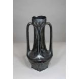 Vase, Metall, Jugendstil, zwei Griffe, floraler Dekor, Beule am oberen Rand, leichte