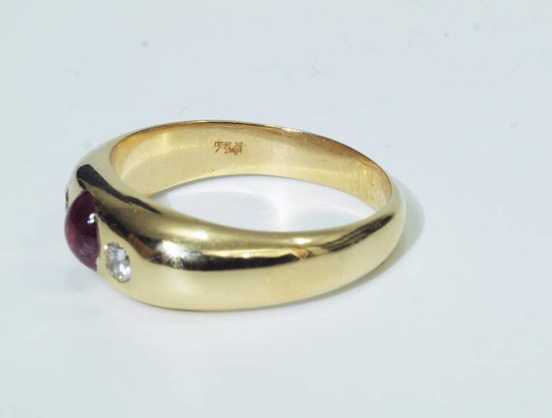 Bandring. Bandring. 750er Gelbgold, besetzt mit 1 Rubin und 2 Brillanten, zusammen ca 0,10 ct H/ - Bild 3 aus 4