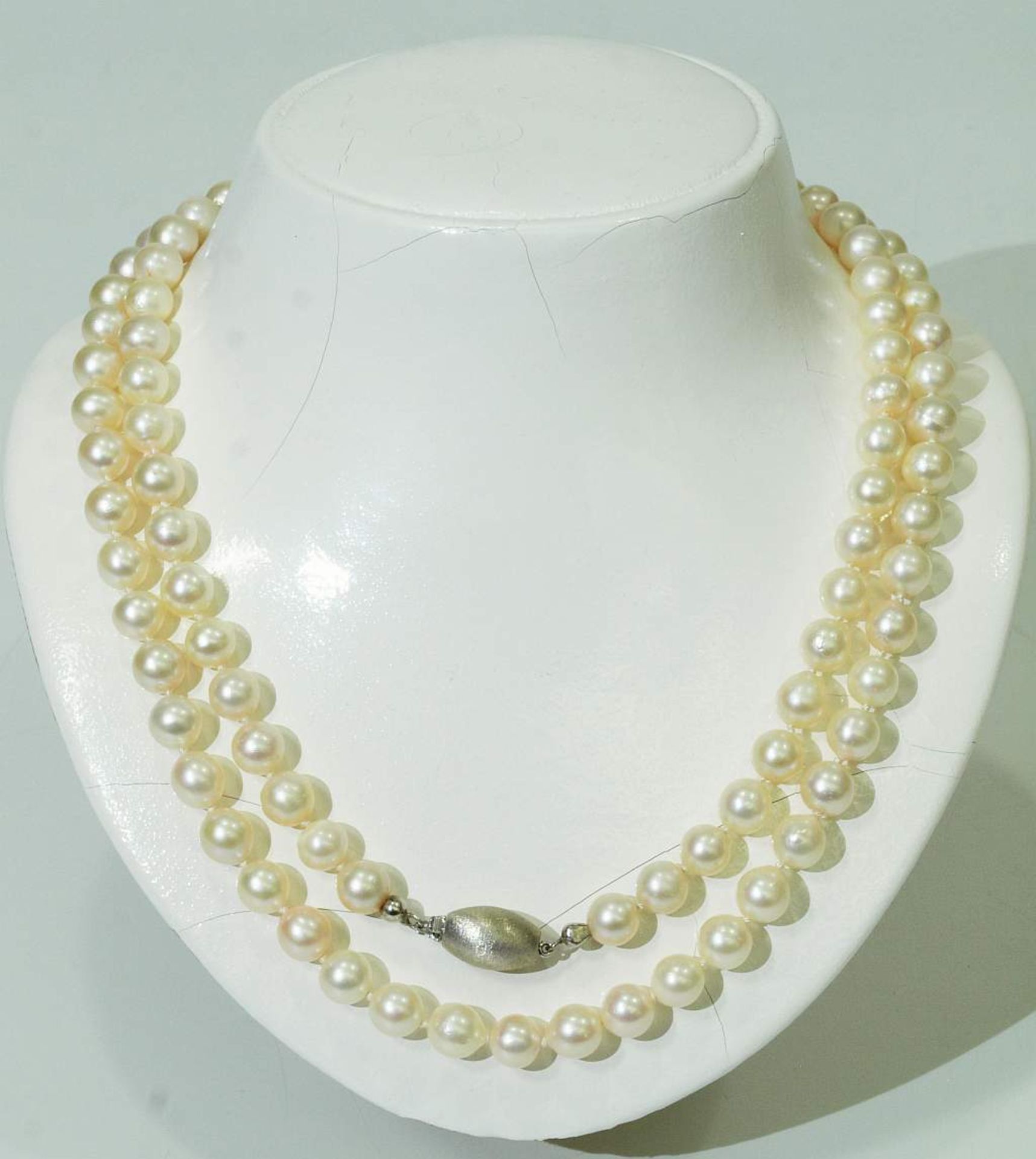 Lange weiße Perlenkette. Lange weiße Perlenkette. 102 einzeln verknotete Perlen mit Ø 7,5 - Ø 8 - Bild 2 aus 5