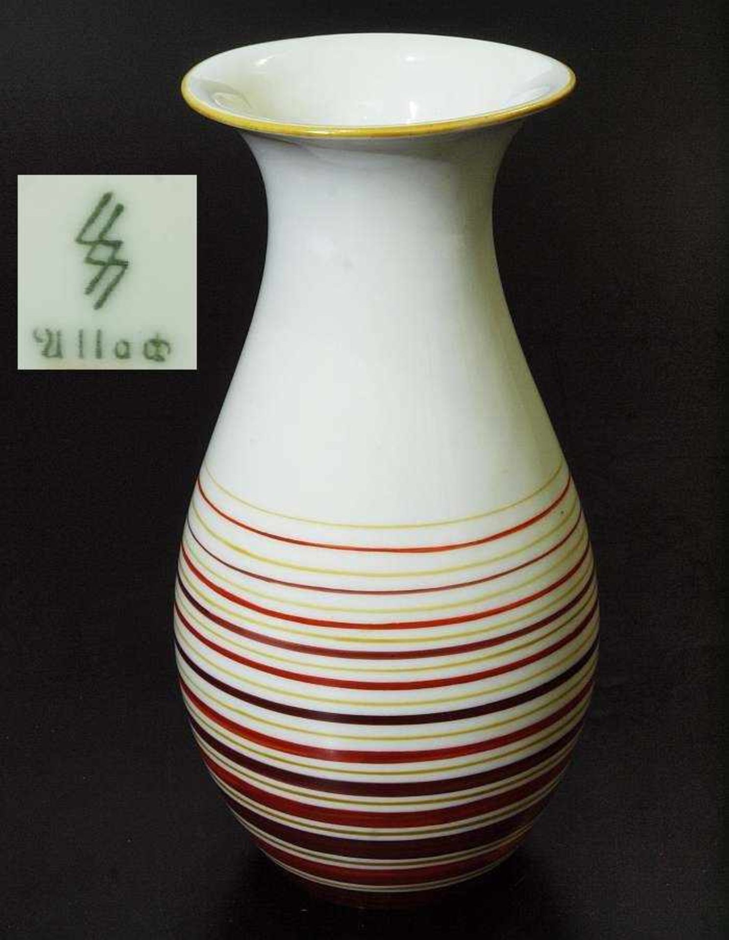 Vase. ALLACH. Vase. ALLACH. Modell Nr. 502. Birnförmige Vase mit ausschwingendem Hals, umlaufender