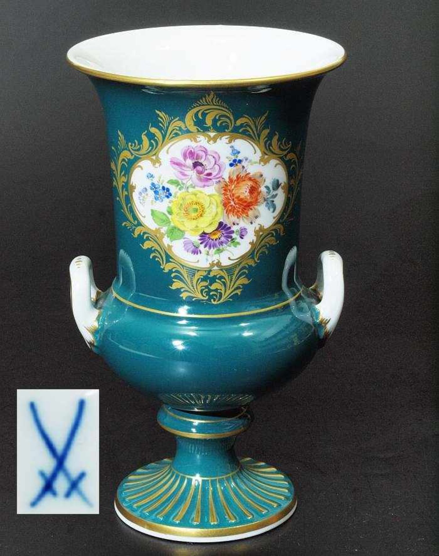 Amphorenvase. MEISSEN. Amphorenvase. MEISSEN 1972 - 1980, 1. Wahl. Grüne Vase mit seitlichen