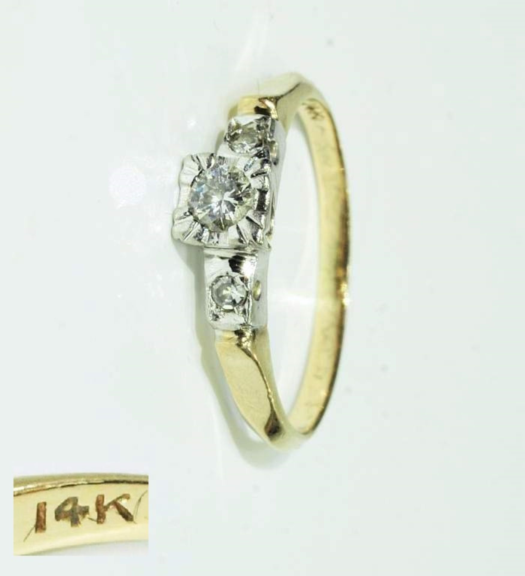 Brillant-Ring. Brillant-Ring. 585er Gelbgold. Mittig Brillant 0,12 ct. H/si-p1, flankiert von zwei