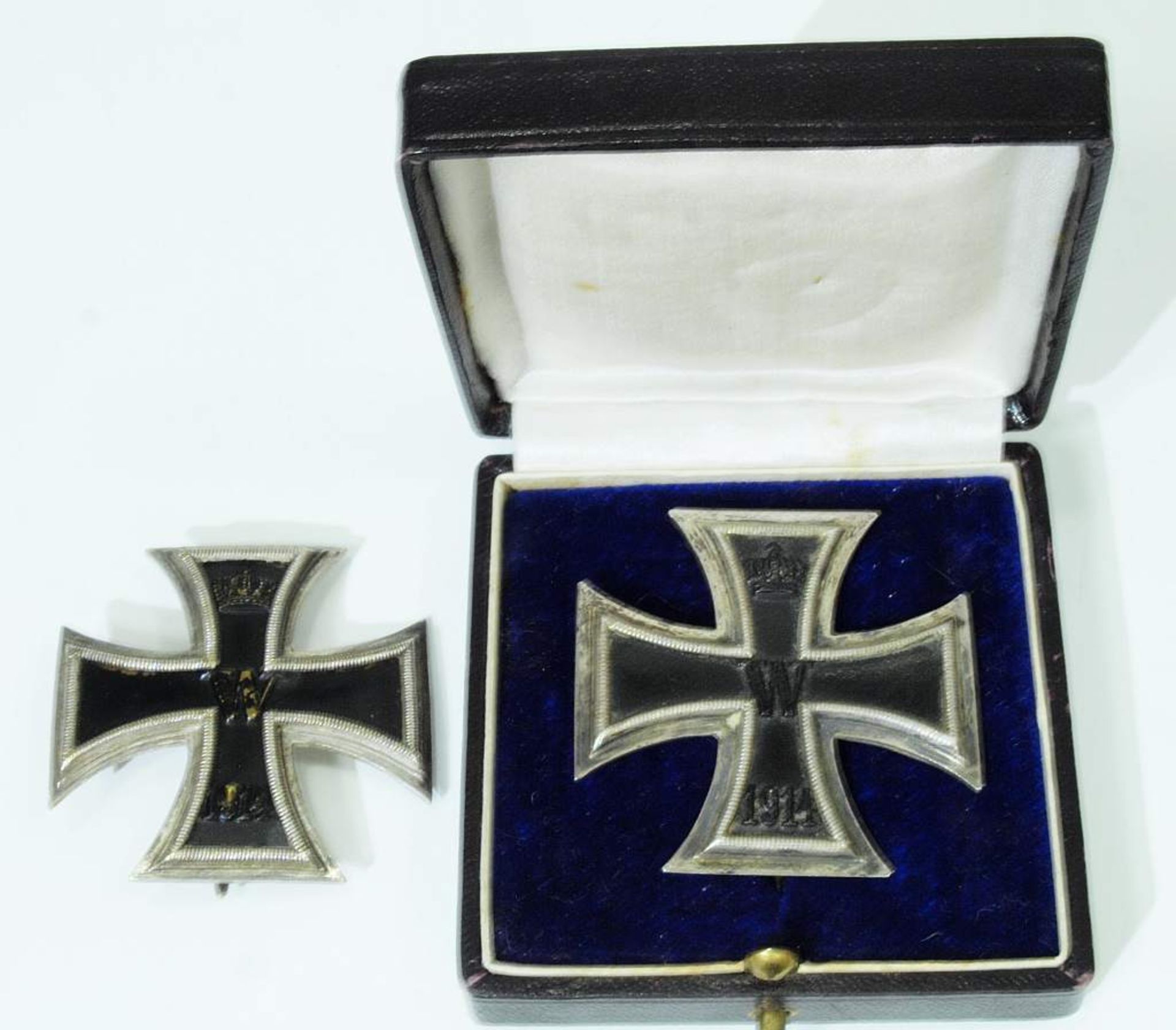 Konvolut von zwei Eisernen Kreuzen, 1. Klasse, von 1914. Konvolut von zwei Eisernen Kreuzen, 1. - Bild 2 aus 4