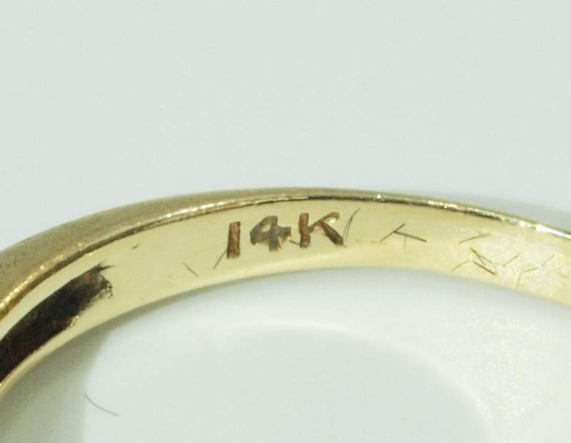 Brillant-Ring. Brillant-Ring. 585er Gelbgold. Mittig Brillant 0,12 ct. H/si-p1, flankiert von zwei - Bild 5 aus 5