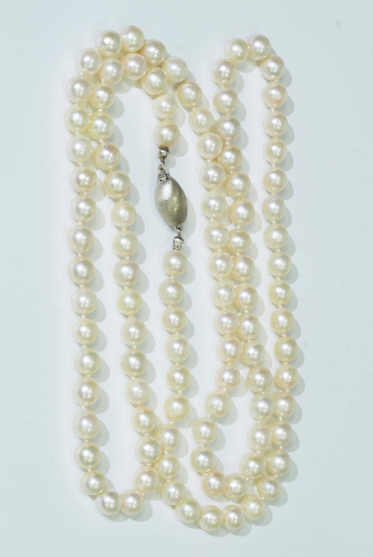 Lange weiße Perlenkette. Lange weiße Perlenkette. 102 einzeln verknotete Perlen mit Ø 7,5 - Ø 8 - Bild 4 aus 5