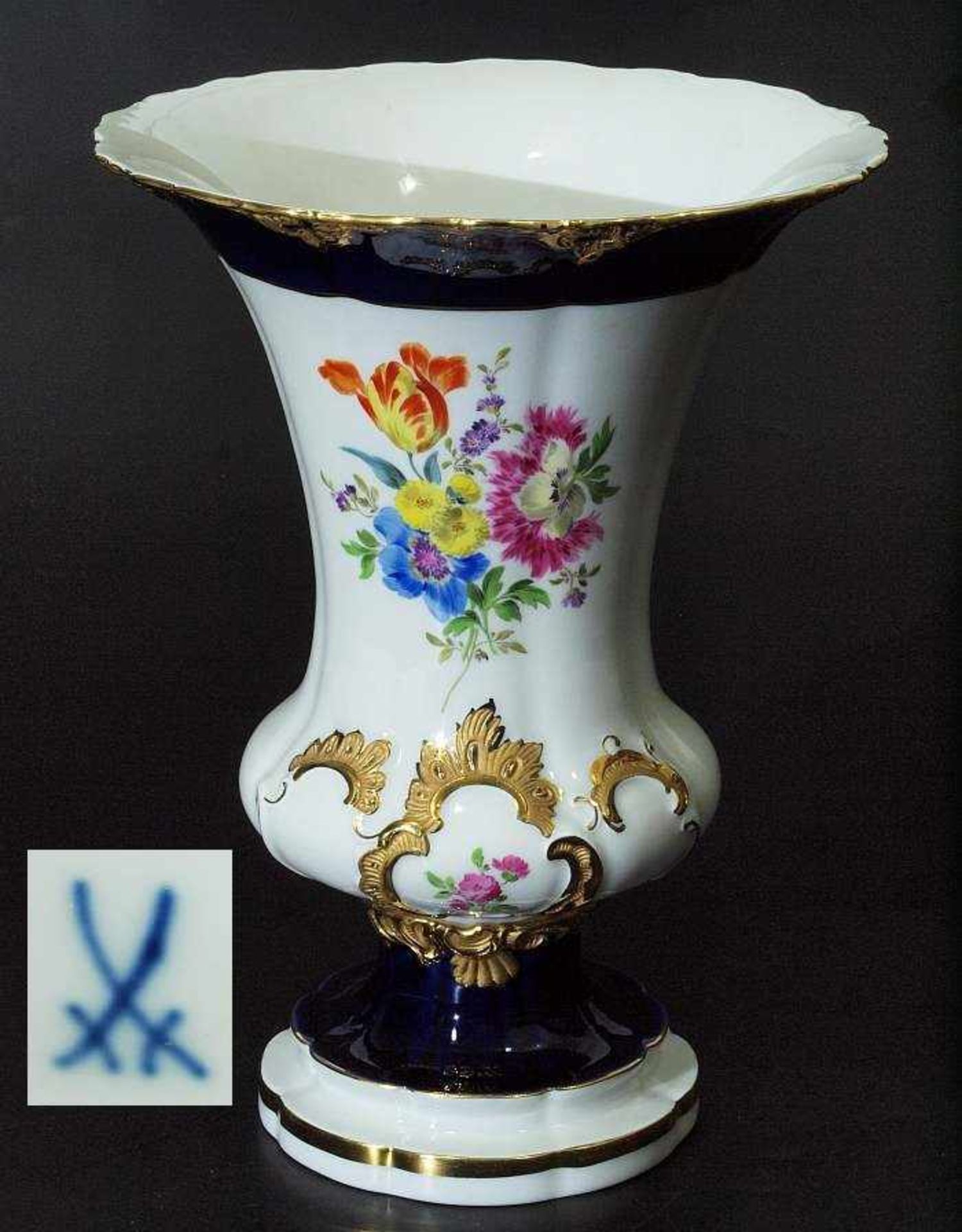 Prunkvase. MEISSEN. Prunkvase. MEISSEN. nach 1954, 1. Wahl. Modell Nr. 2790. Farbige Blumenbemalung,