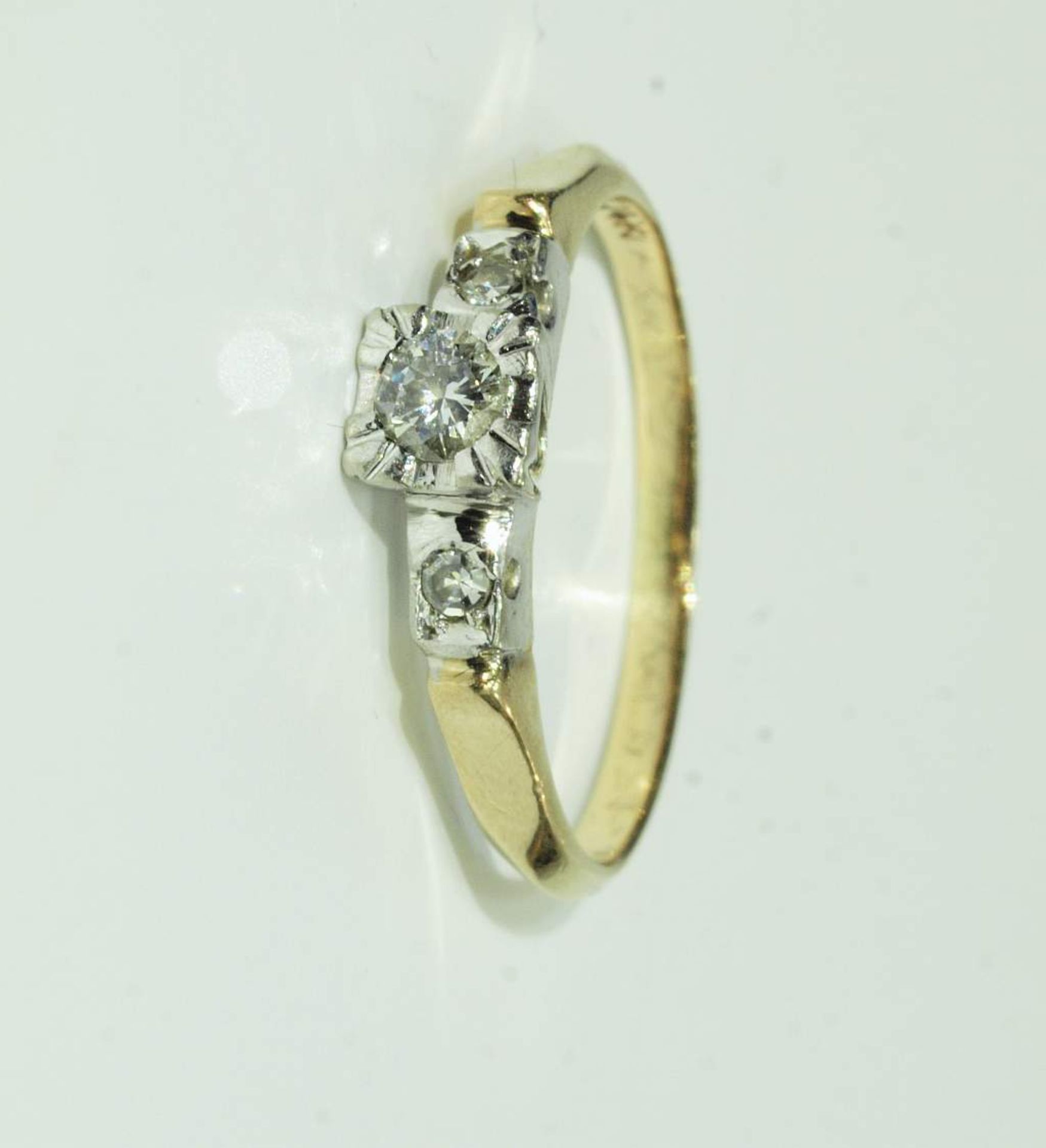 Brillant-Ring. Brillant-Ring. 585er Gelbgold. Mittig Brillant 0,12 ct. H/si-p1, flankiert von zwei - Bild 2 aus 5