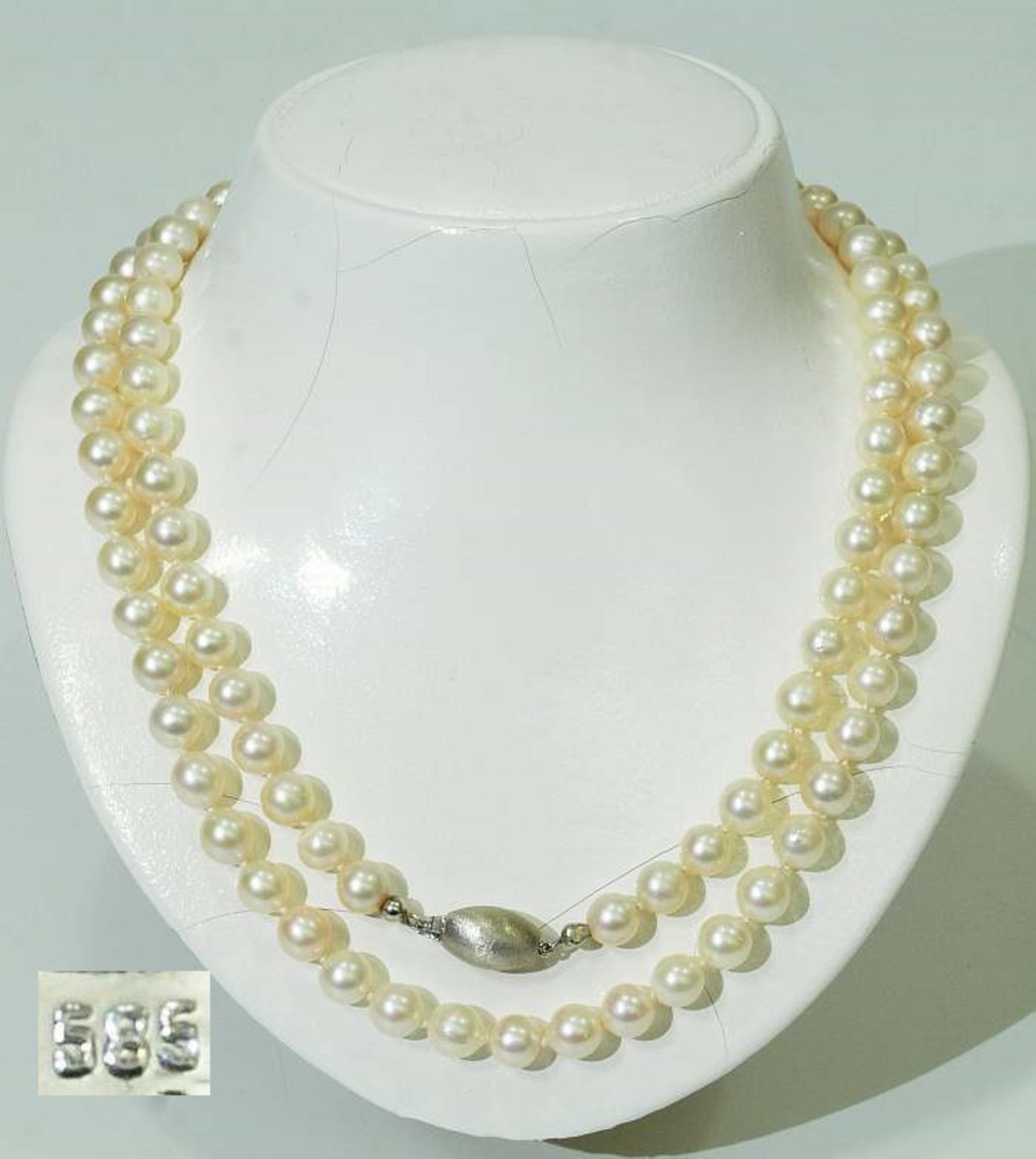 Lange weiße Perlenkette. Lange weiße Perlenkette. 102 einzeln verknotete Perlen mit Ø 7,5 - Ø 8