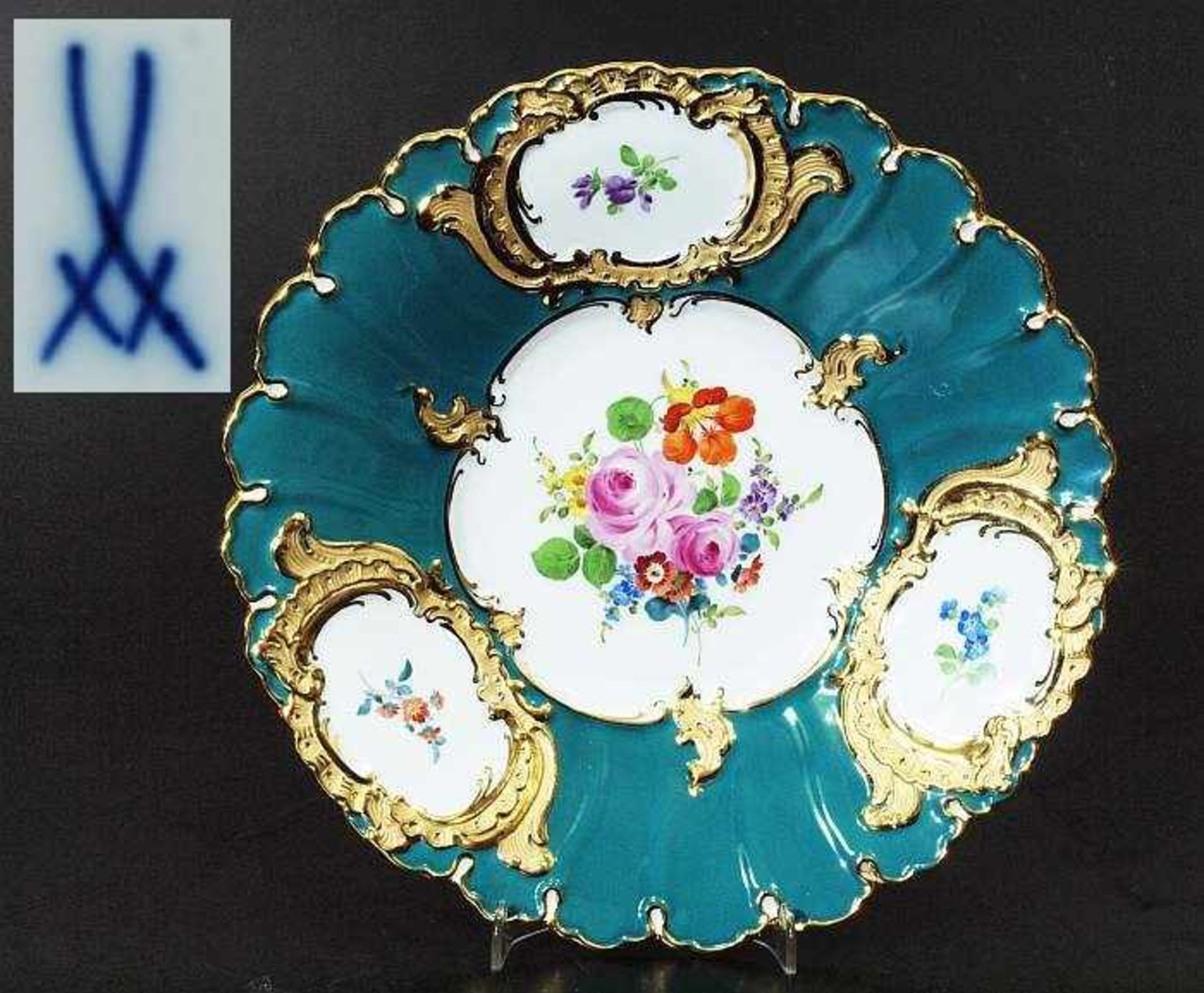 Prunkschale. MEISSEN. Prunkschale. MEISSEN 1980, 1. Wahl. Grüner Fond, Fahne mit reliefierten