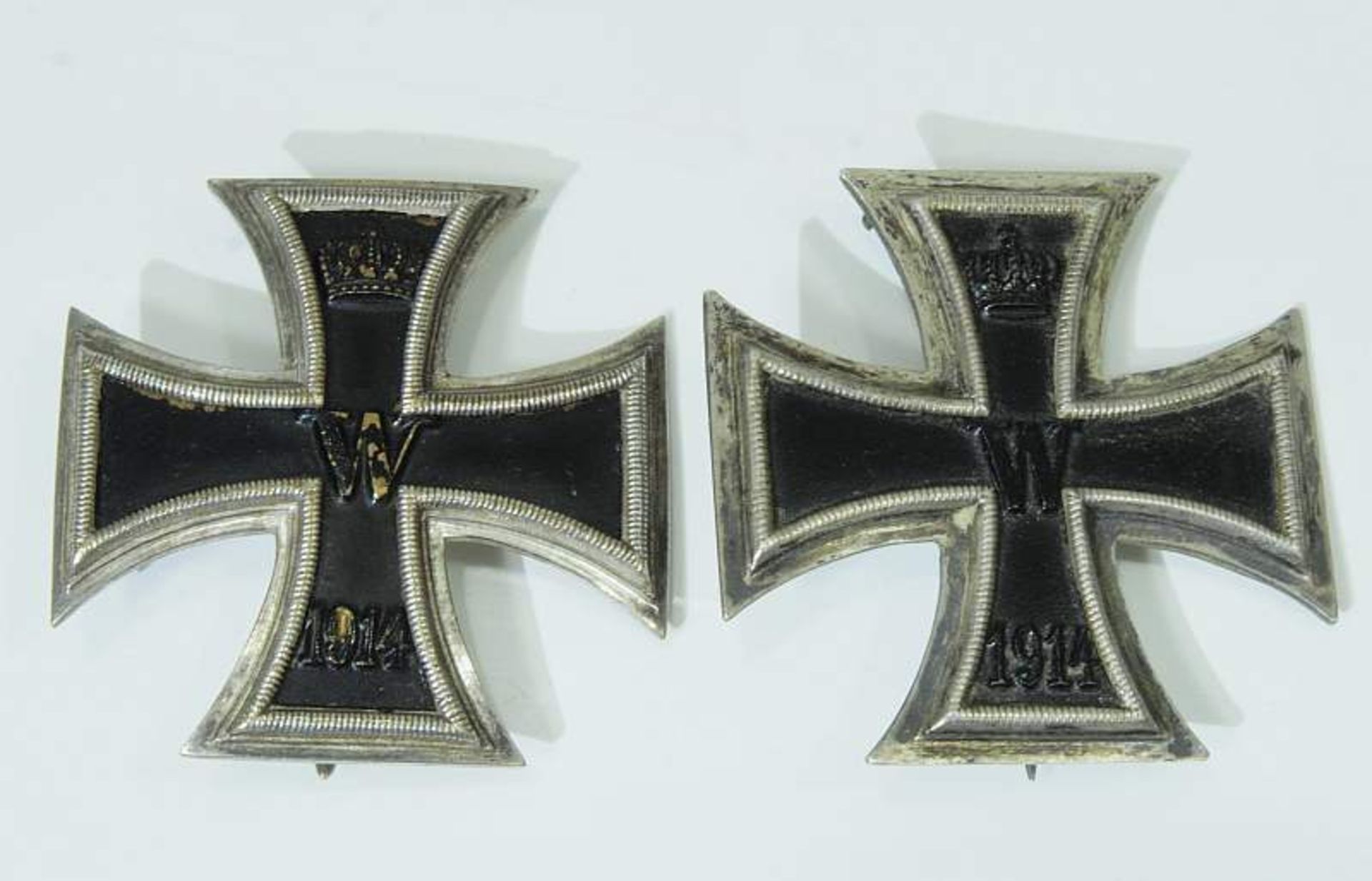 Konvolut von zwei Eisernen Kreuzen, 1. Klasse, von 1914. Konvolut von zwei Eisernen Kreuzen, 1. - Bild 3 aus 4