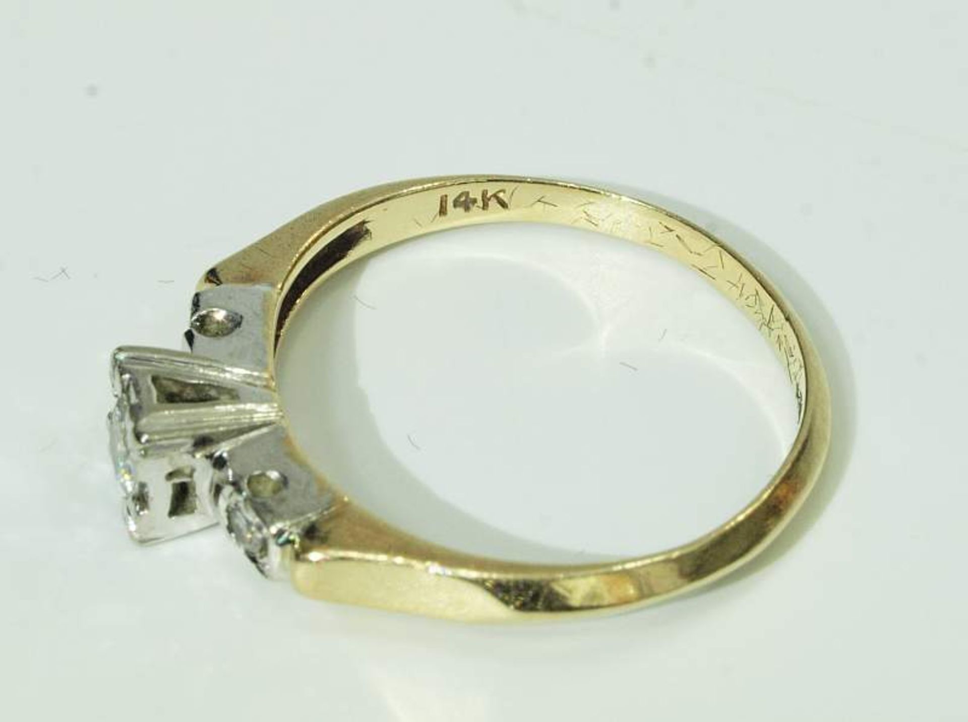 Brillant-Ring. Brillant-Ring. 585er Gelbgold. Mittig Brillant 0,12 ct. H/si-p1, flankiert von zwei - Bild 4 aus 5