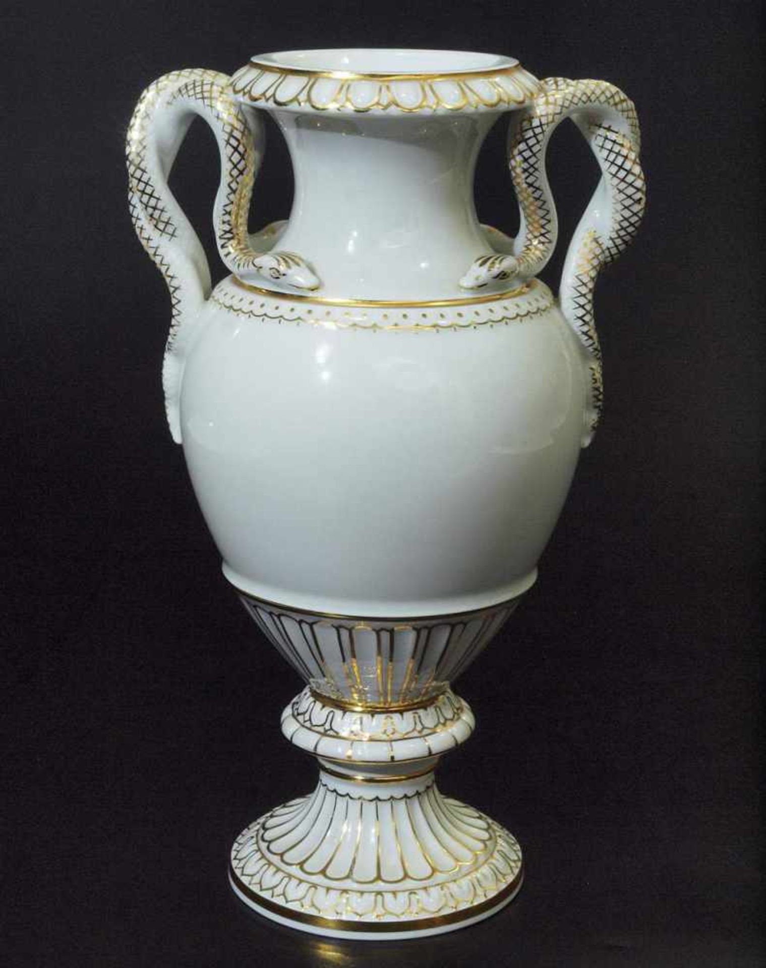 Schlangenhenkelvase. MEISSEN. Schlangenhenkelvase. MEISSEN nach 1934. 1. Wahl. Entwurf Ernst - Image 2 of 6