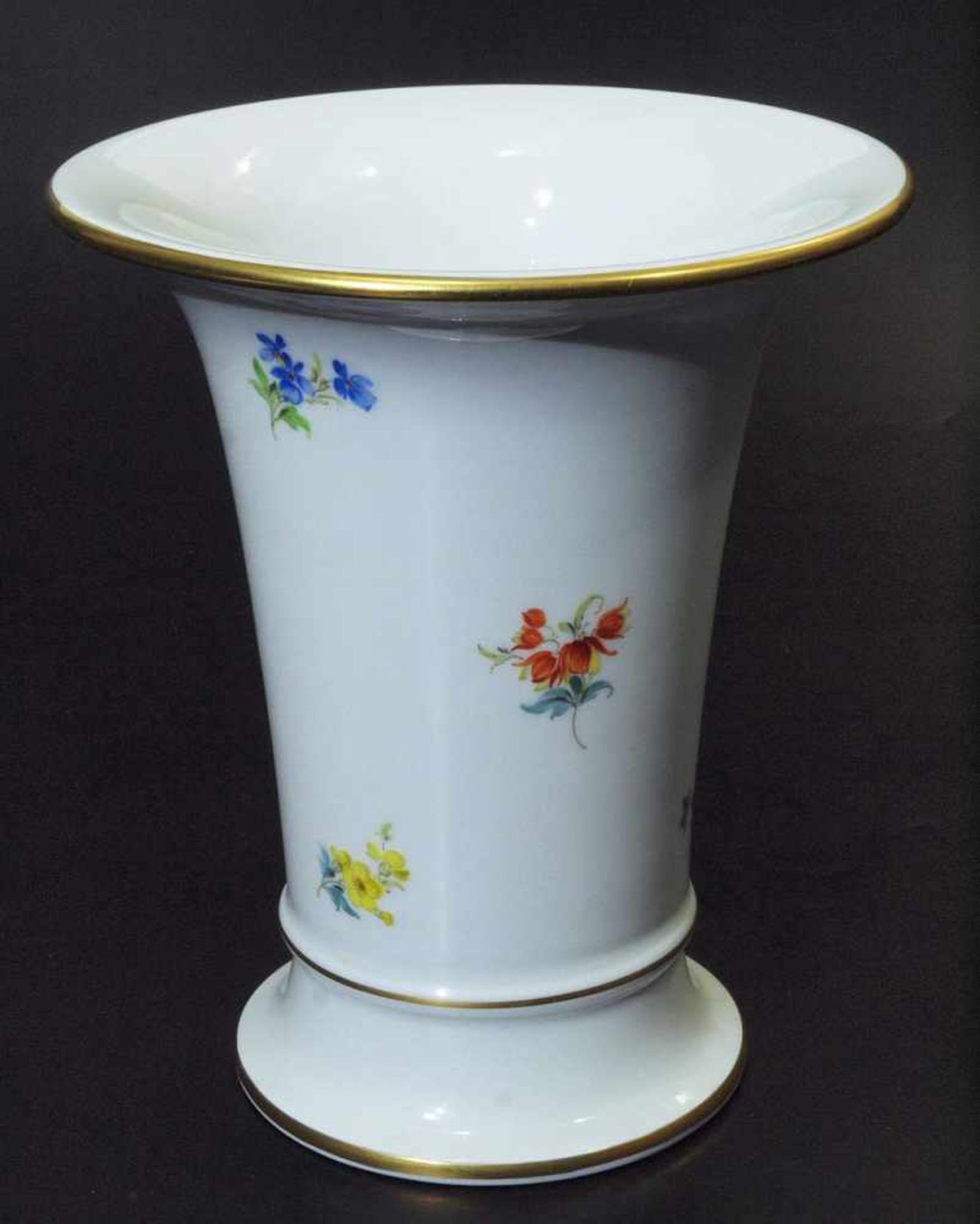 Vase. MEISSEN. Vase. MEISSEN nach 1954, 1. Wahl. Gefußter konischer Korpus über abgesetztem Standfuß - Bild 2 aus 4