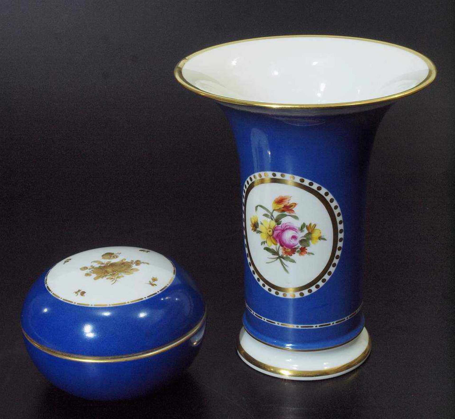 Vase. Deckeldose. NYMPHENBURG. Vase. NYMPHENBURG, 20. Jahrhundert. Blauer Teilfond große - Bild 2 aus 4