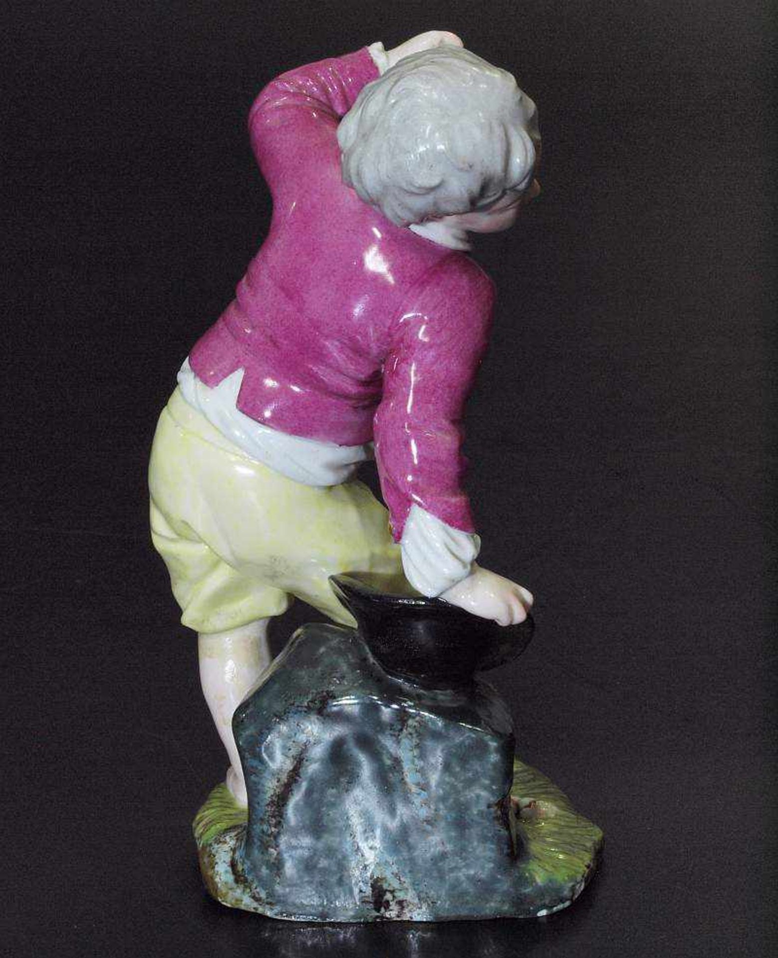 Kinderfigur "Das zerbrochene Ei". Kinderfigur "Das zerbrochene Ei". HÖCHST, Marke 1765 - 1796. - Bild 3 aus 5