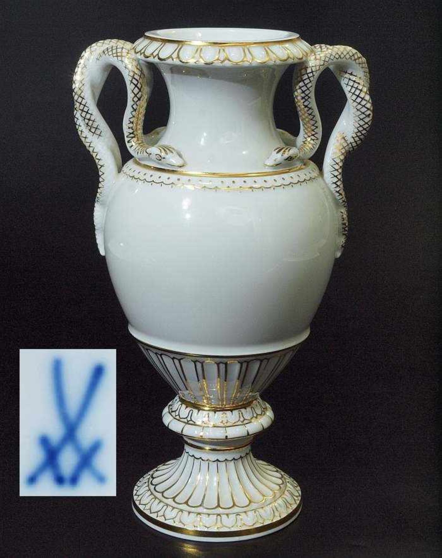 Schlangenhenkelvase. MEISSEN. Schlangenhenkelvase. MEISSEN nach 1934. 1. Wahl. Entwurf Ernst