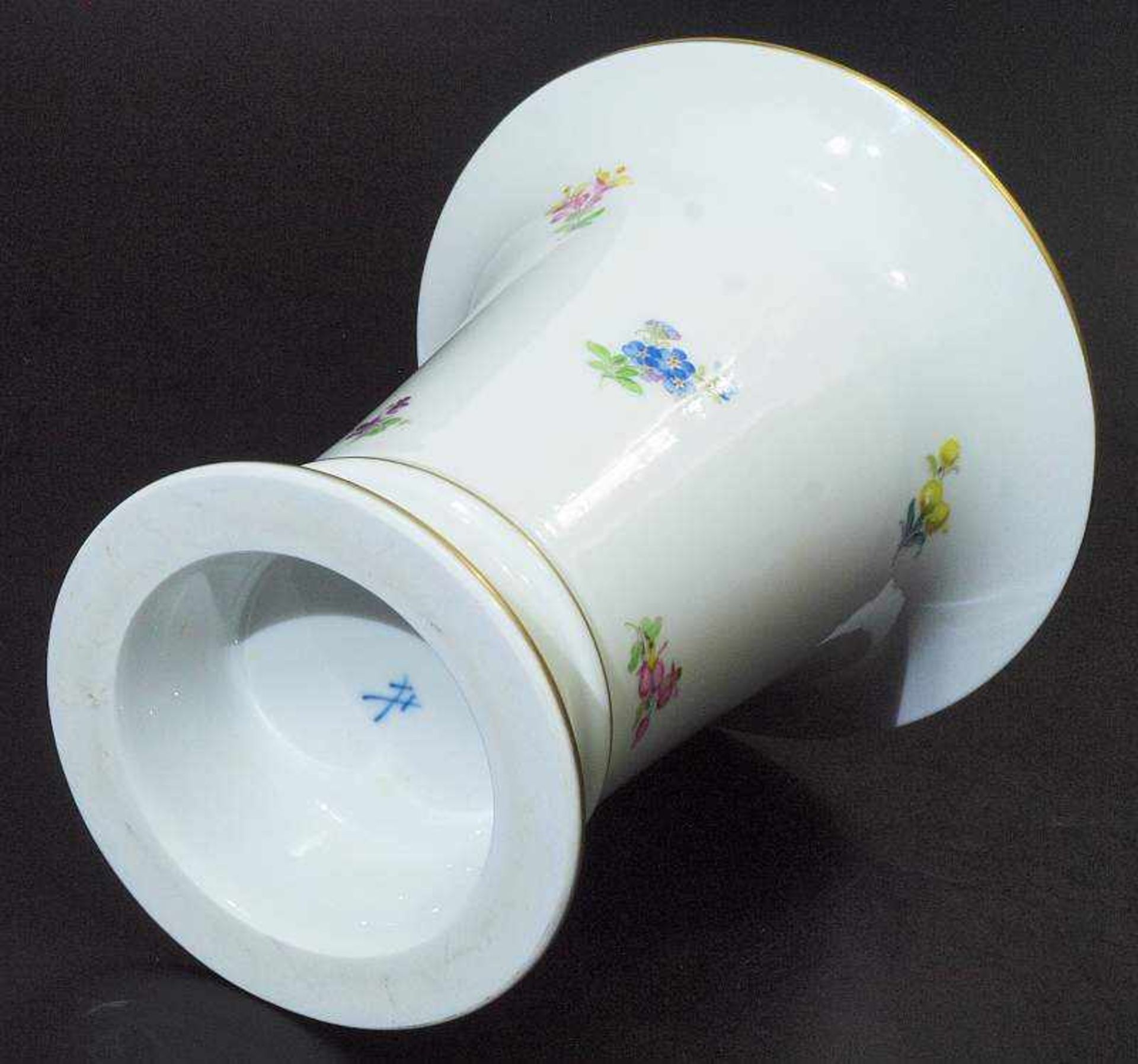 Vase. MEISSEN. Vase. MEISSEN nach 1954, 1. Wahl. Gefußter konischer Korpus über abgesetztem Standfuß - Bild 4 aus 4