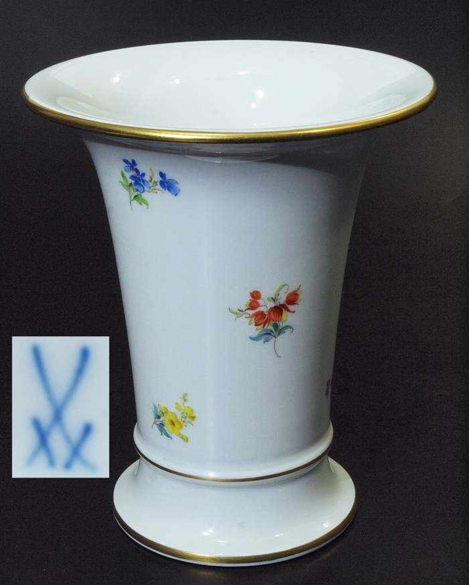 Vase. MEISSEN. Vase. MEISSEN nach 1954, 1. Wahl. Gefußter konischer Korpus über abgesetztem Standfuß