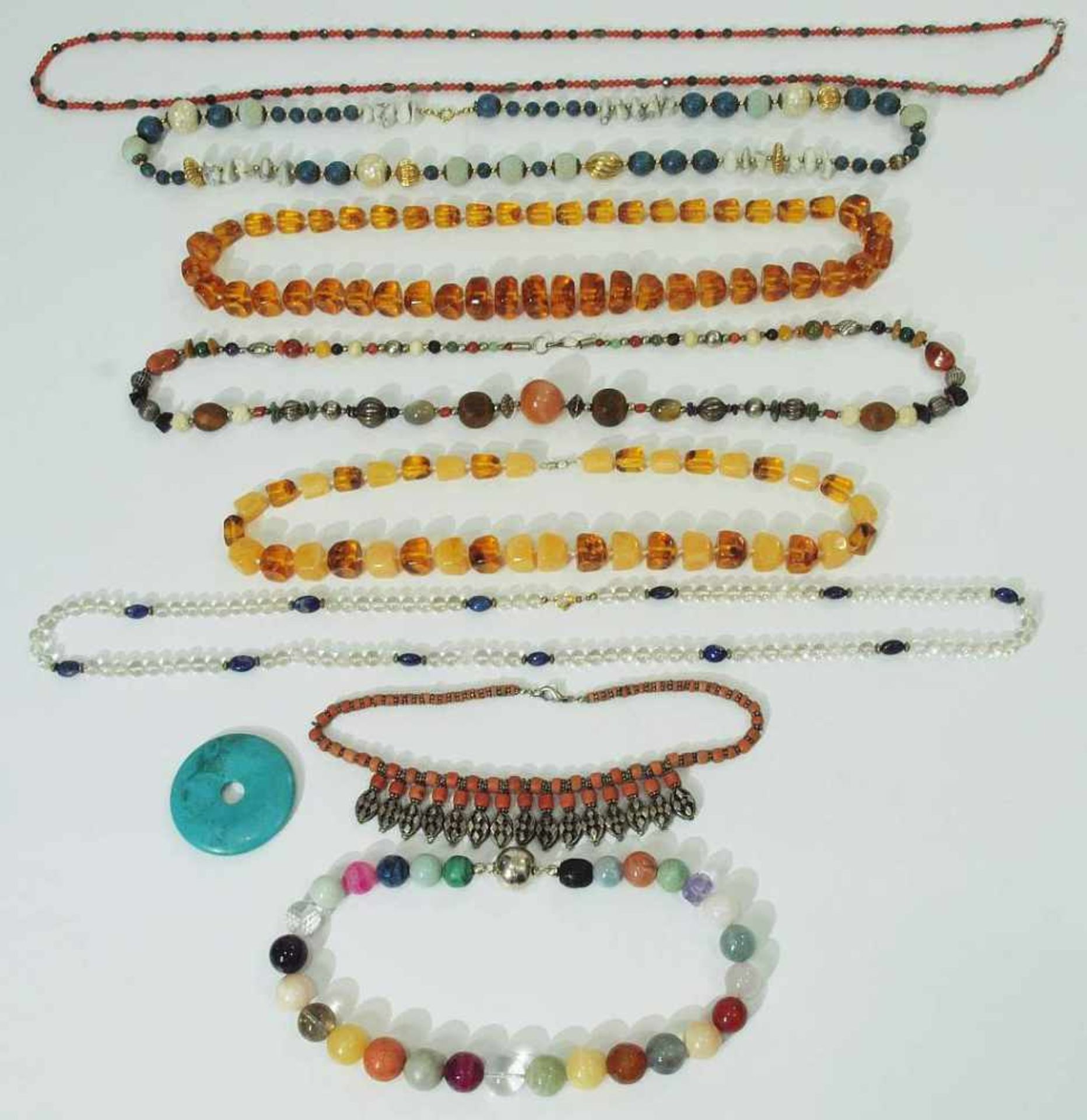 Konvolut Modeschmuck. Konvolut Modeschmuck. Insgesamt 9 Teile, im Einzelnen: 1) Multicolor-Kette mit - Bild 2 aus 4