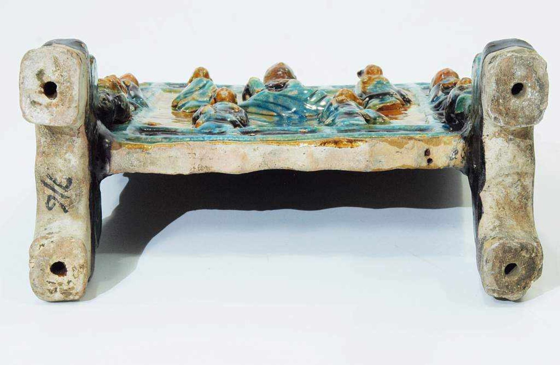 Hausaltar. Hausaltar. Asien 19. Jahrhundert. Majolika, farbig staffiert, glasiert, Höhe 22 cm, - Bild 5 aus 5