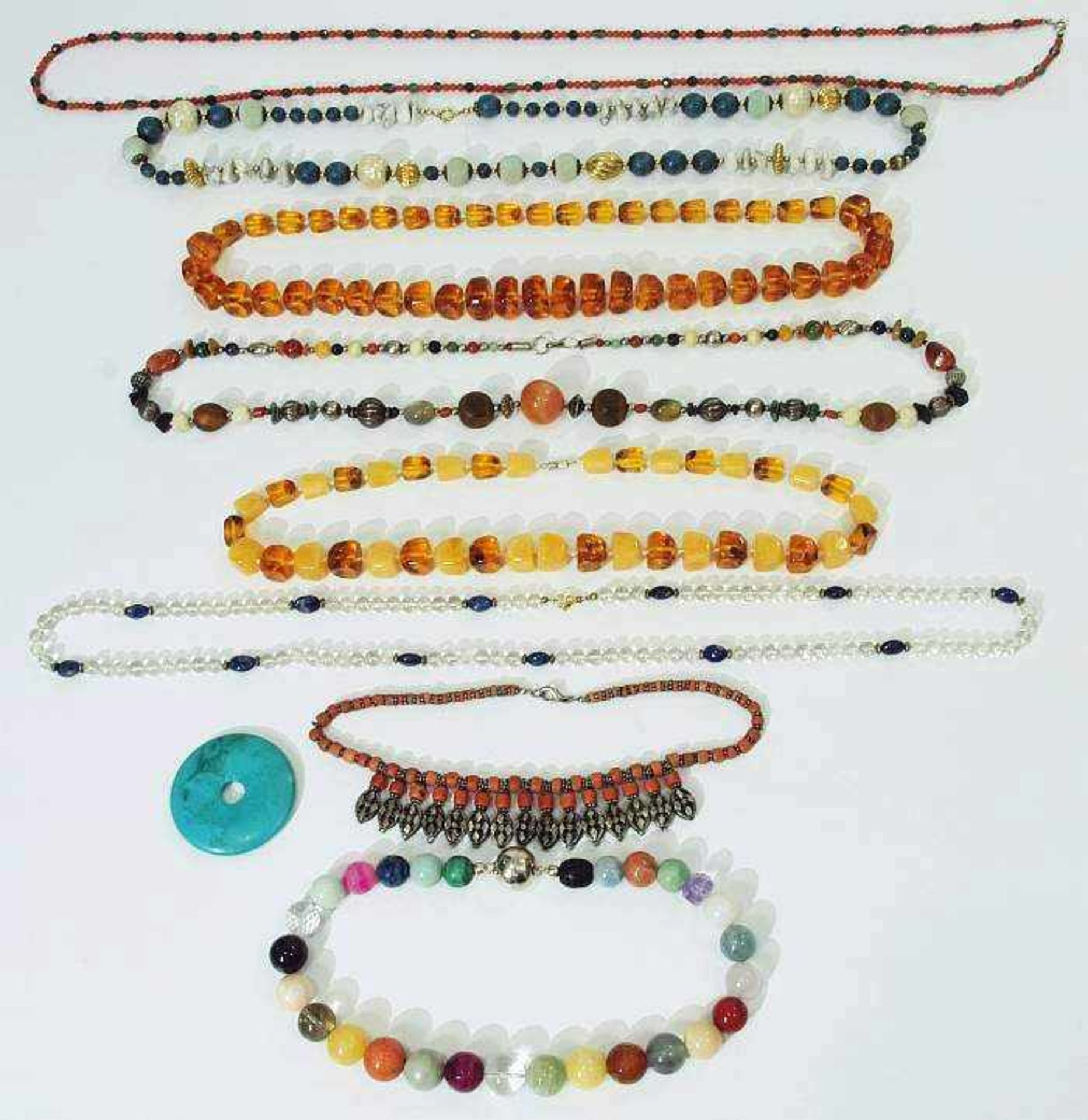 Konvolut Modeschmuck. Konvolut Modeschmuck. Insgesamt 9 Teile, im Einzelnen: 1) Multicolor-Kette mit