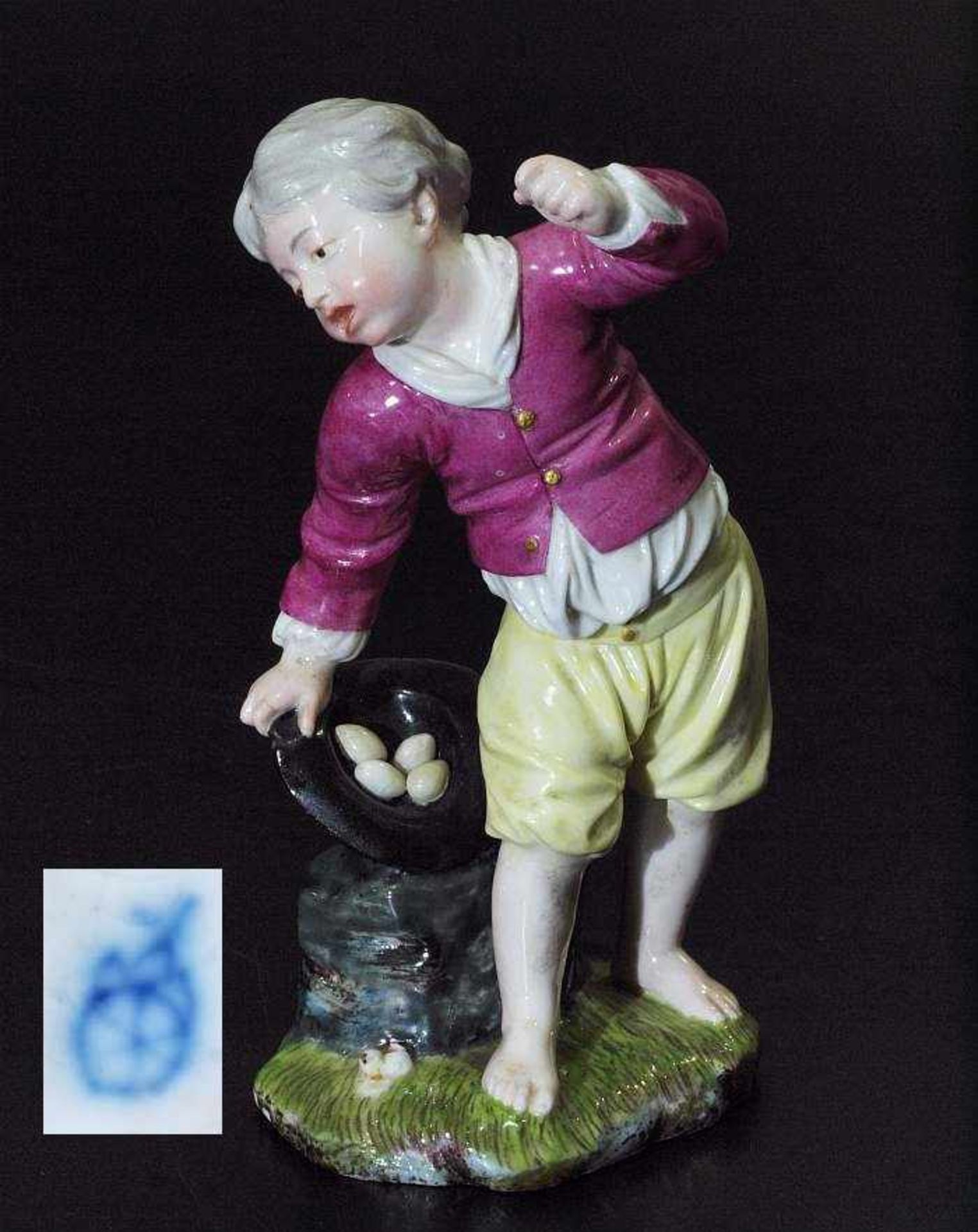 Kinderfigur "Das zerbrochene Ei". Kinderfigur "Das zerbrochene Ei". HÖCHST, Marke 1765 - 1796.