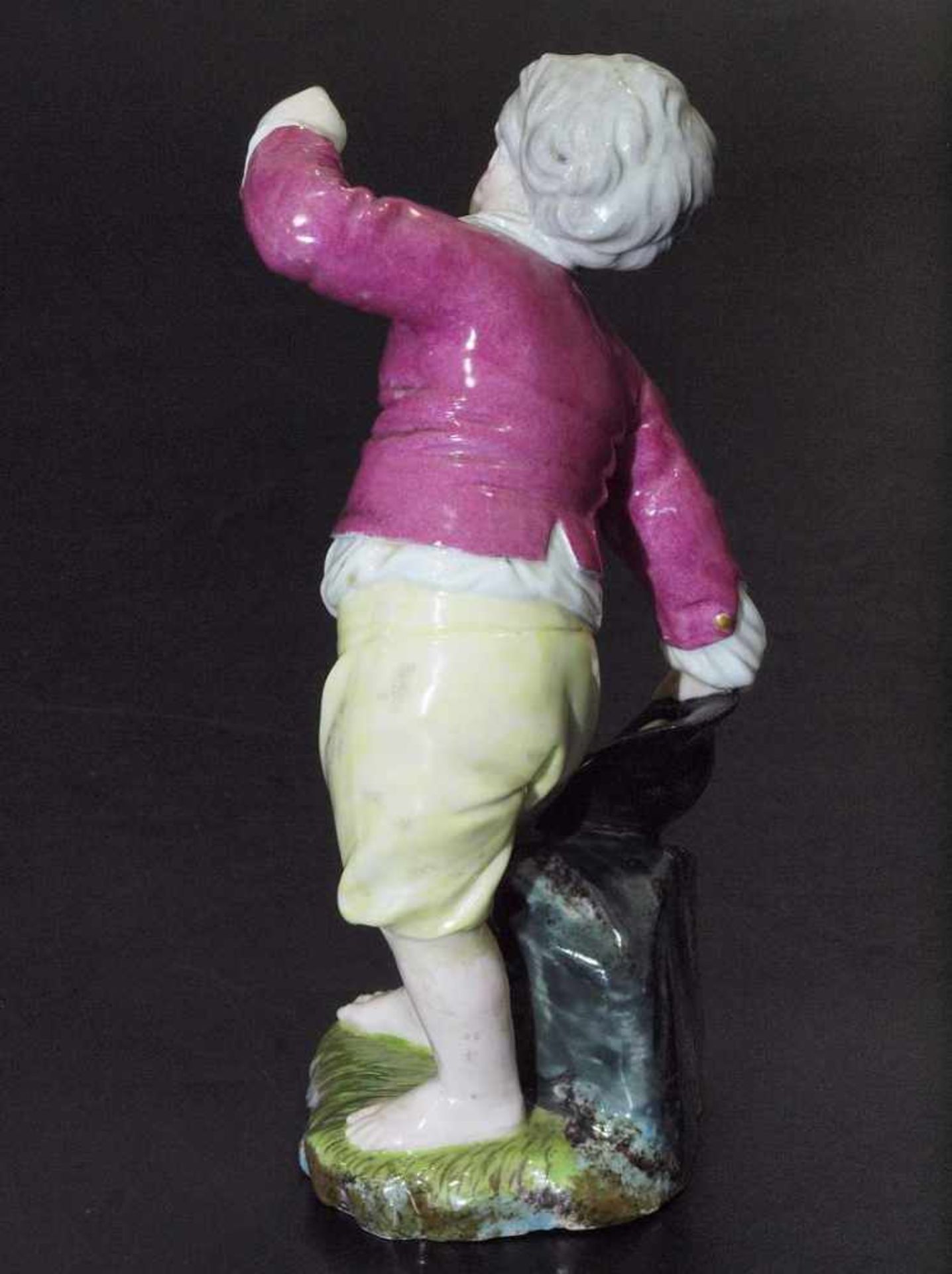 Kinderfigur "Das zerbrochene Ei". Kinderfigur "Das zerbrochene Ei". HÖCHST, Marke 1765 - 1796. - Bild 4 aus 5