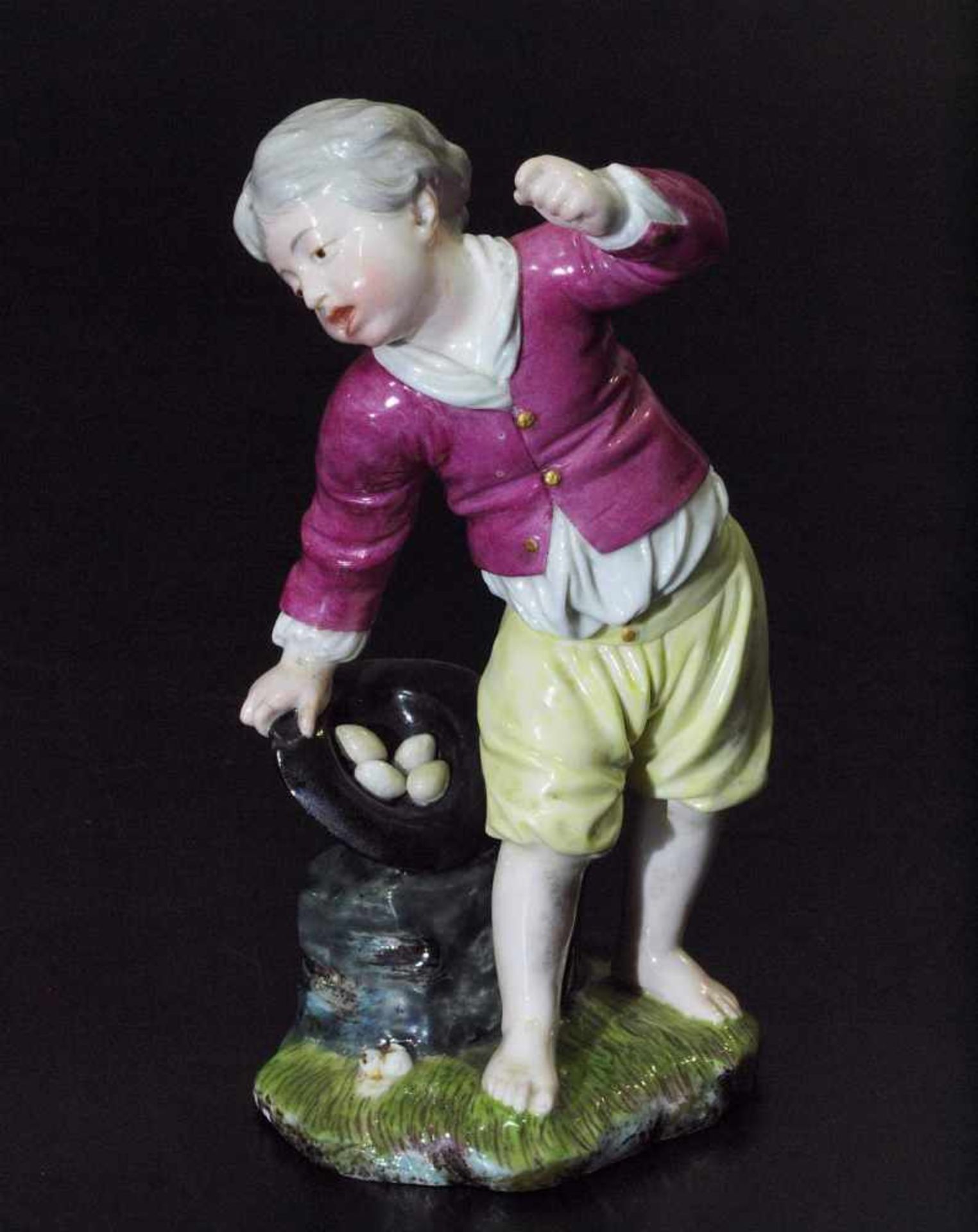 Kinderfigur "Das zerbrochene Ei". Kinderfigur "Das zerbrochene Ei". HÖCHST, Marke 1765 - 1796. - Bild 2 aus 5