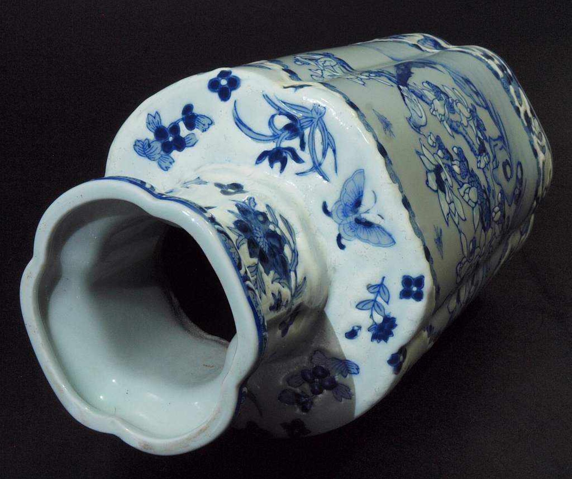 Vase. Vase. Asien, 19. Jahrhundert. Reliefartig ausgearbeitetes florales Dekor in blau-weiß, - Image 6 of 7