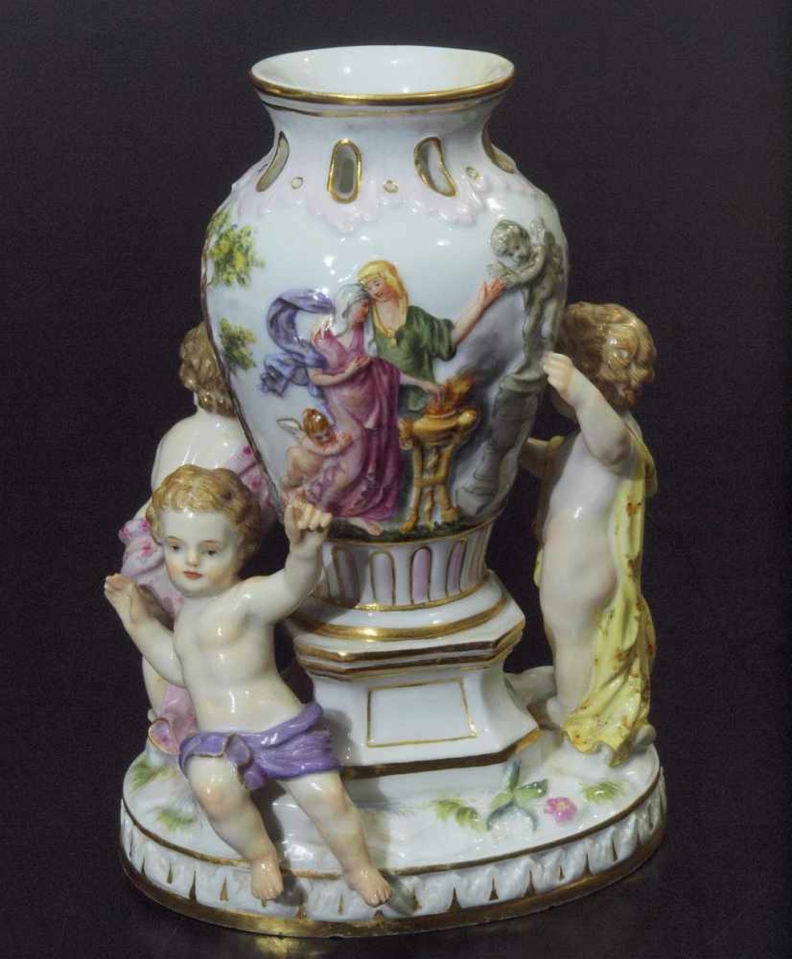 Figuren-Potpourri-Vase. Figuren-Potpourri-Vase. MEISSEN um 1860, Modellnummer 1649. Farbig bemalt, - Image 2 of 8
