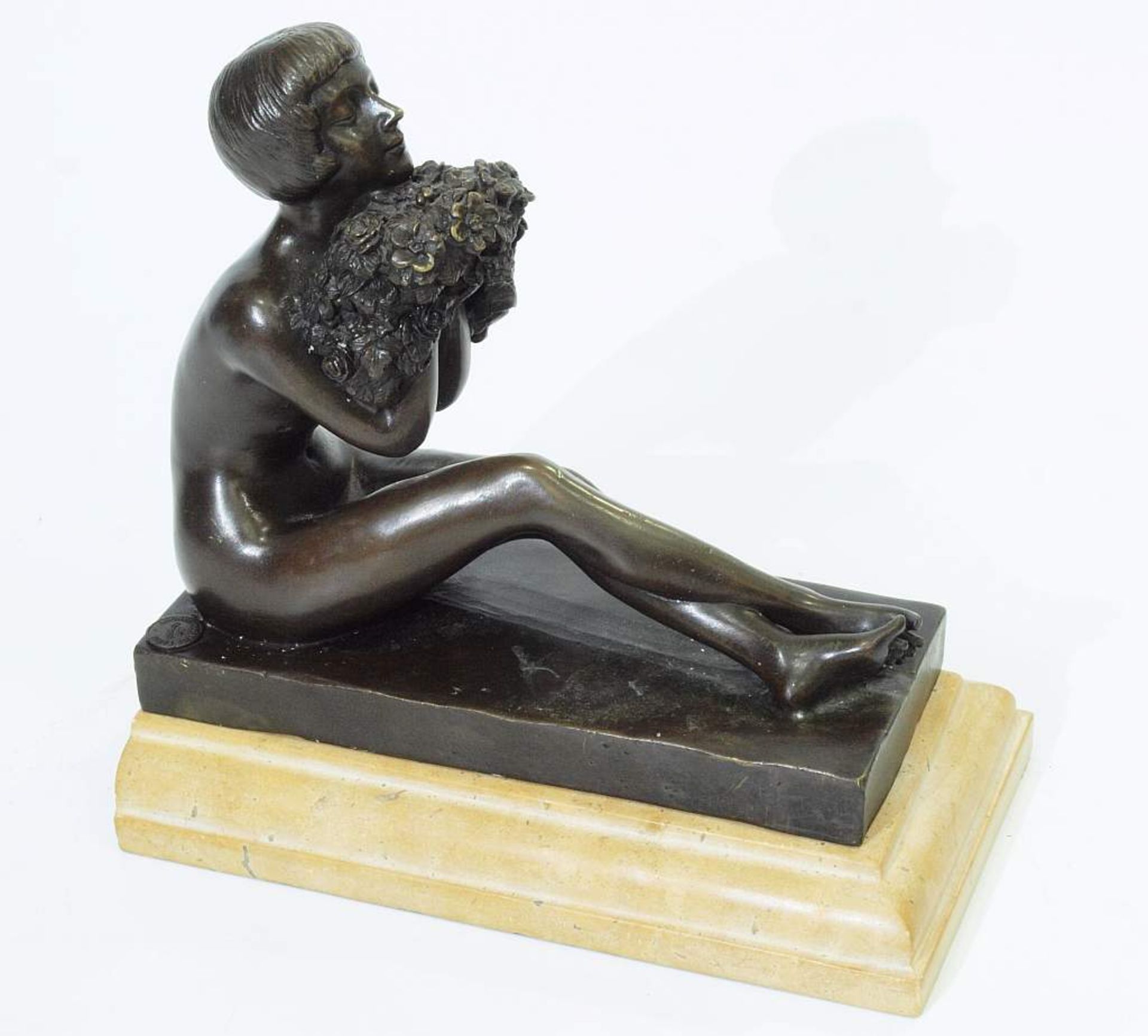 Sitzender weiblicher Akt mit Blumen. Sitzender weiblicher Akt mit Blumen, 20. Jahrhundert. Bronze, - Bild 2 aus 8