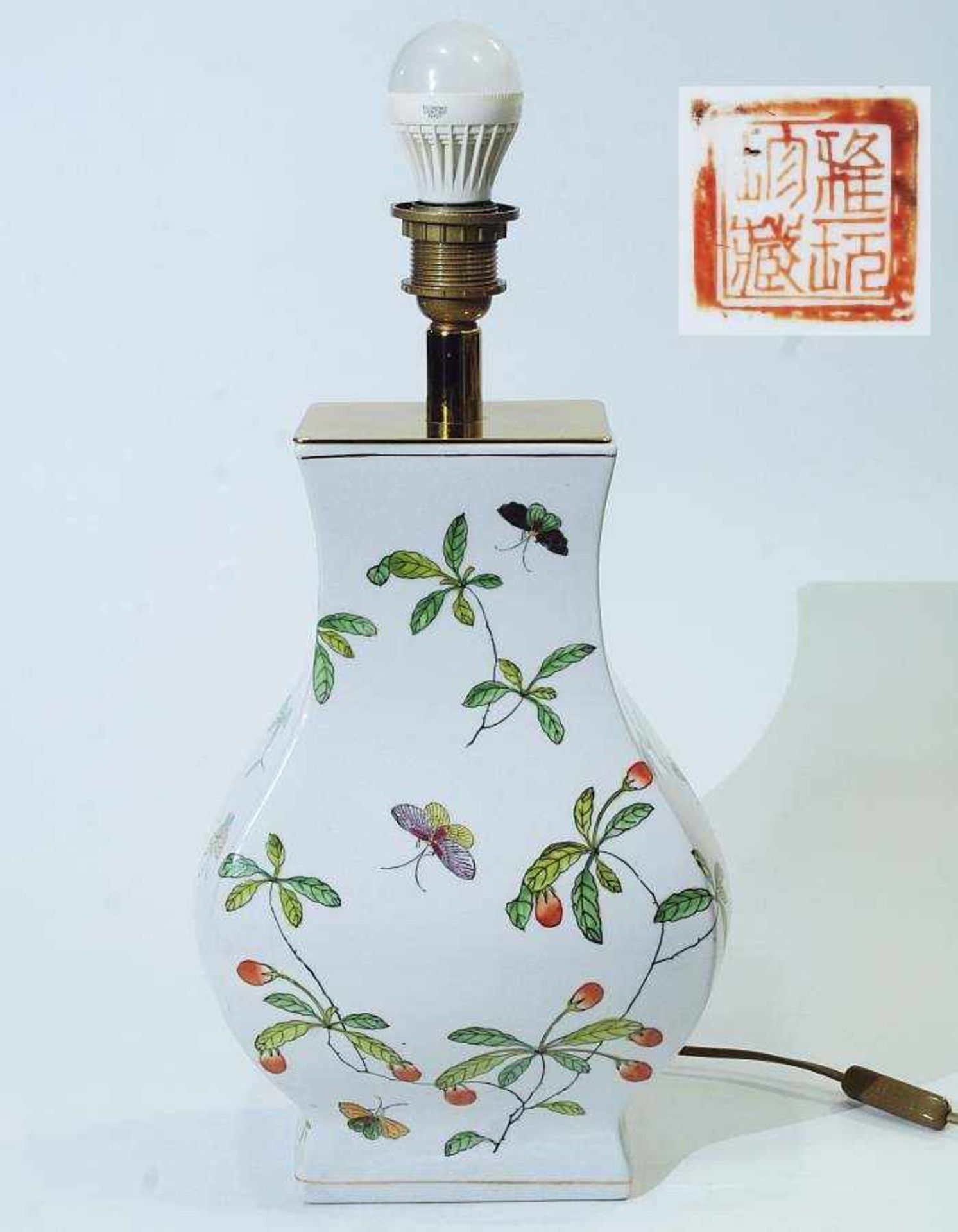 Lampenfuß. Lampenfuß. Asien, 20. Jahrhundert. Porzellan, buntfarbige Darstellung von Fruchtzweigen