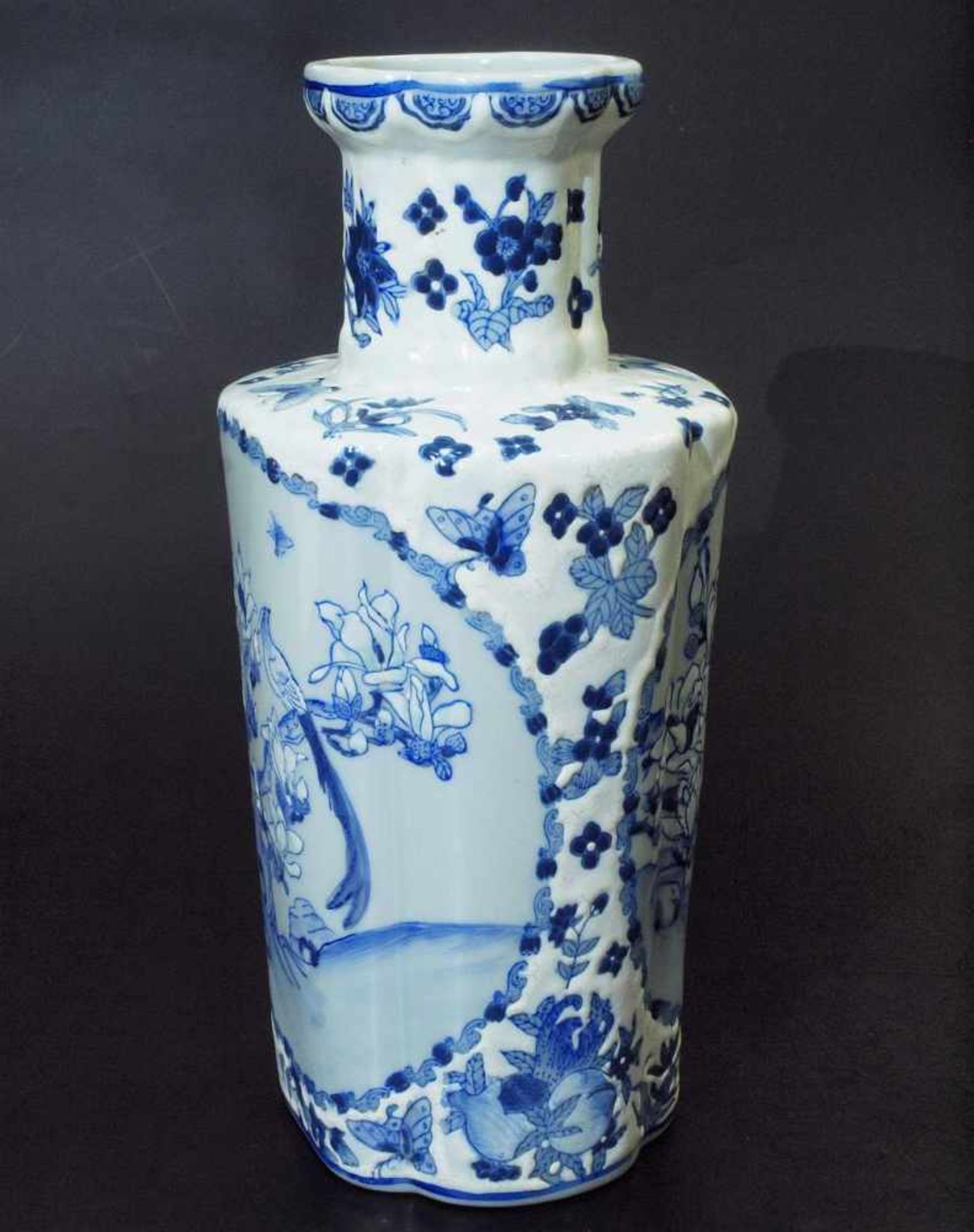 Vase. Vase. Asien, 19. Jahrhundert. Reliefartig ausgearbeitetes florales Dekor in blau-weiß, - Image 5 of 7