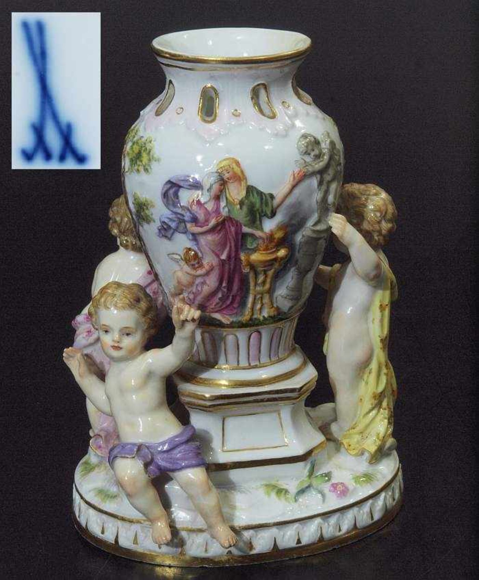 Figuren-Potpourri-Vase. Figuren-Potpourri-Vase. MEISSEN um 1860, Modellnummer 1649. Farbig bemalt,